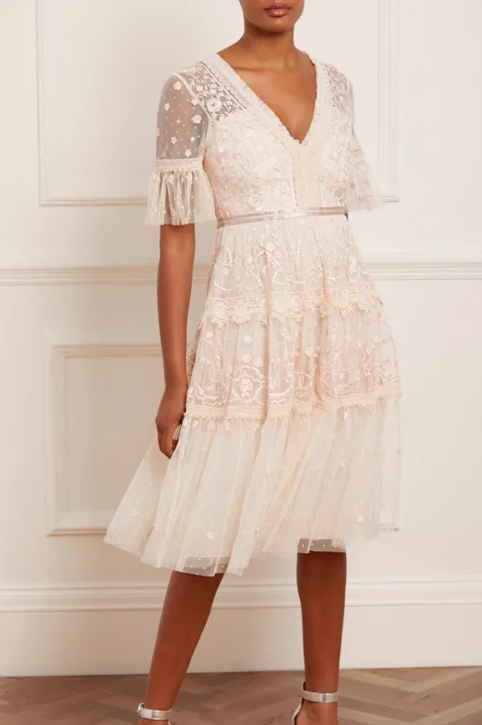 ワンピース Bette Dress - Milk Broderie Anglaise Beautiful broderie anglais dress with a lace up back – Days