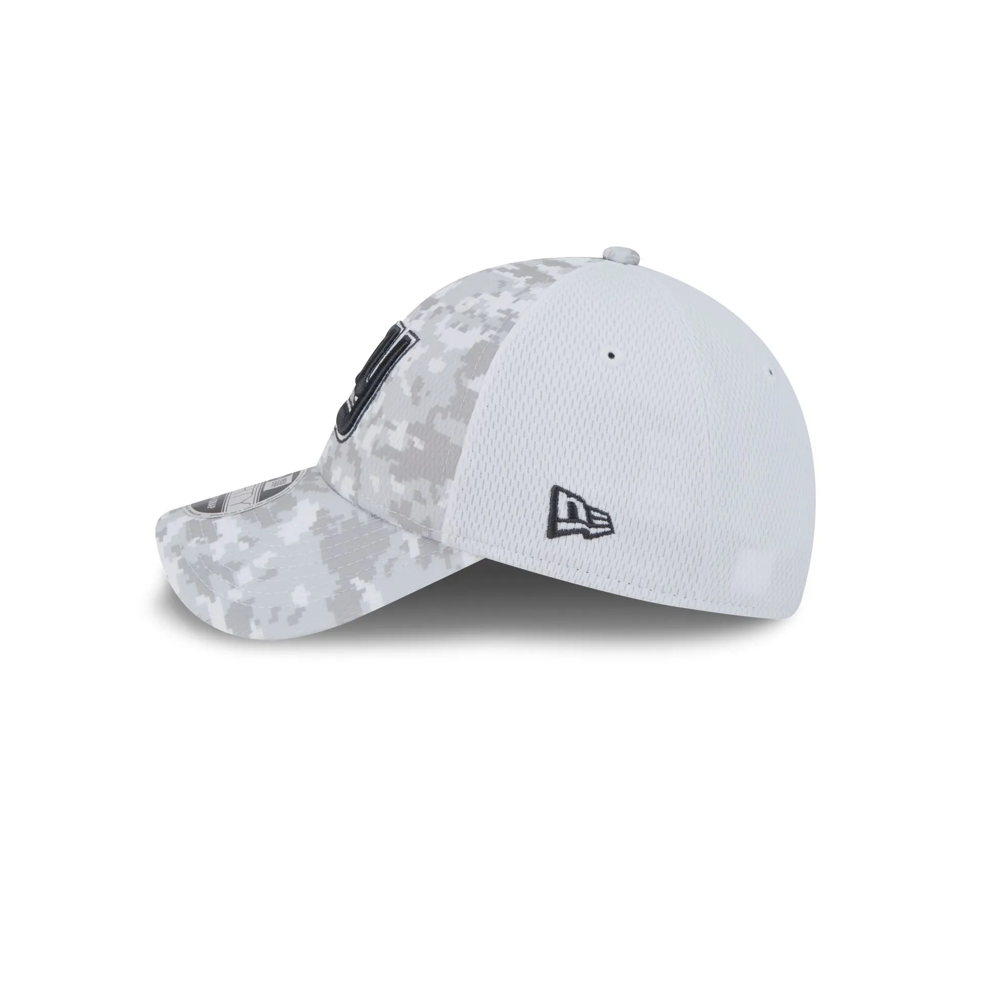 New York Giants 2024 Salute to Service 9FORTY Stretch-Snap Hat sold by New Era product image thumbnail 5