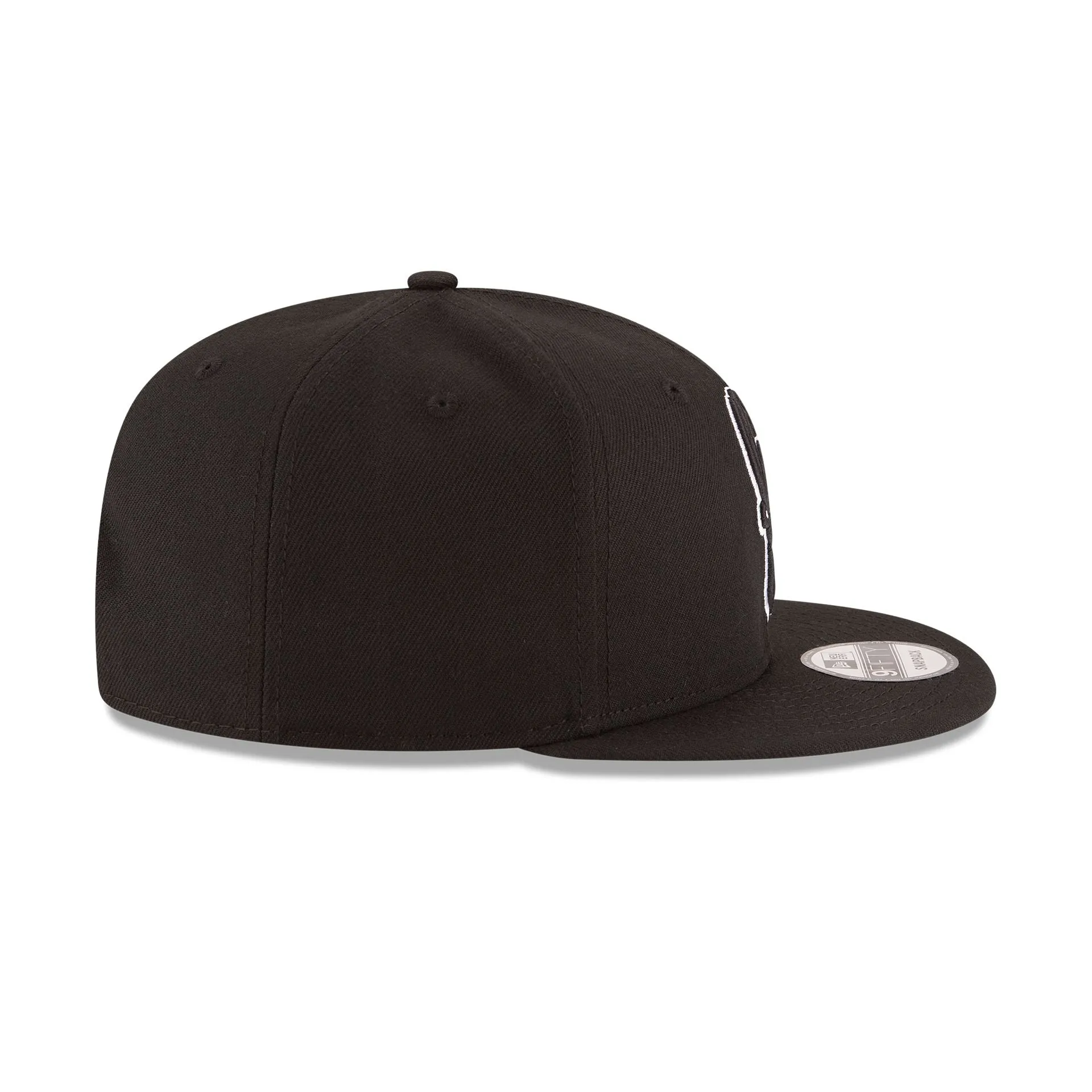 Milwaukee Bucks Basic Black & White 9FIFTY Snapback Hat sold by New Era product image thumbnail 5