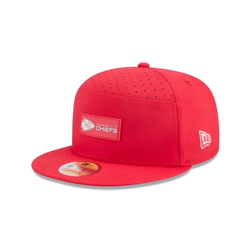 Kansas City Chiefs 2025 Sideline Hot Weather Split Panel 9FIFTY Snapback Hat sold by New Era