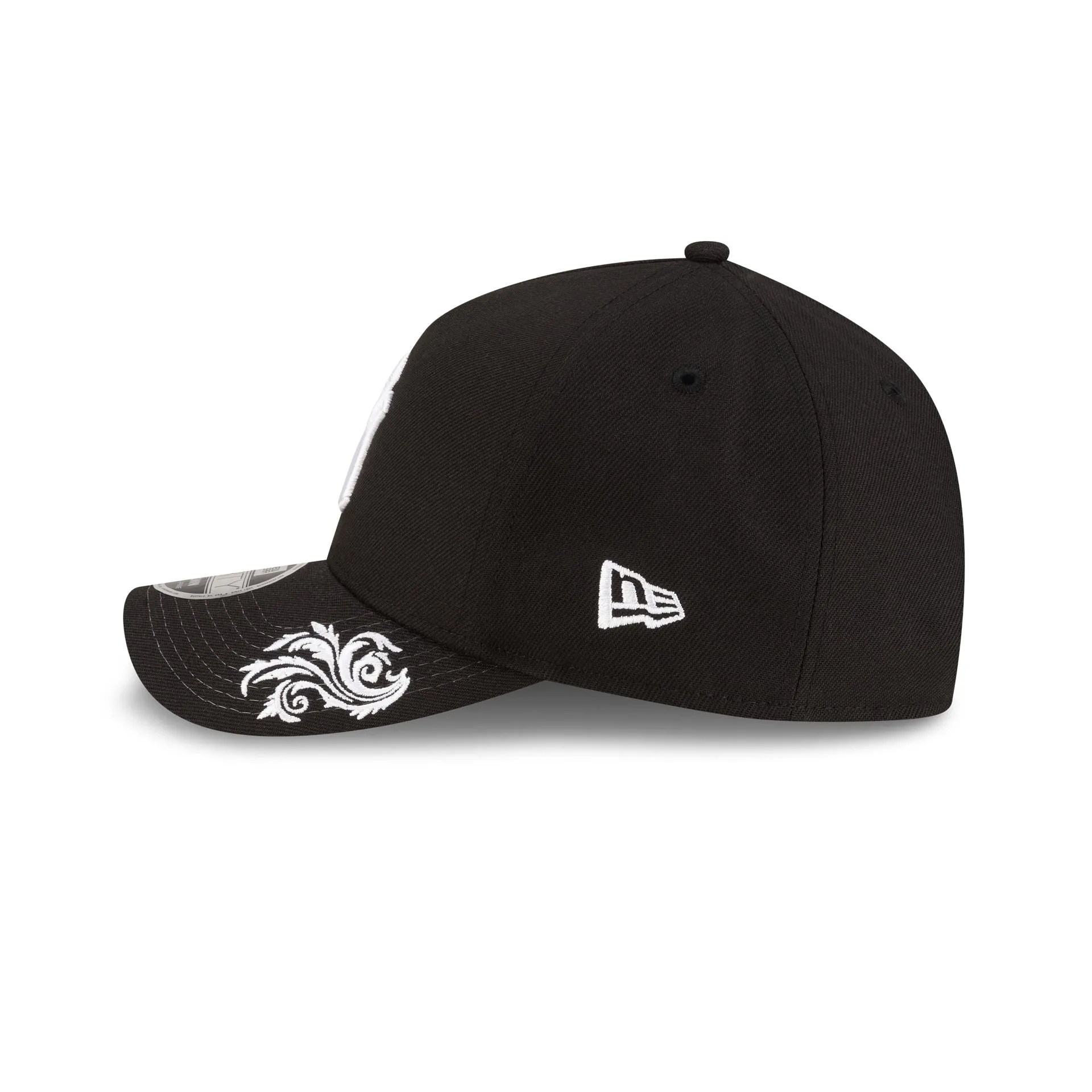 New York Yankees Script Black and White 9FORTY M-Crown A-Frame Snapback Hat sold by New Era product image thumbnail 5