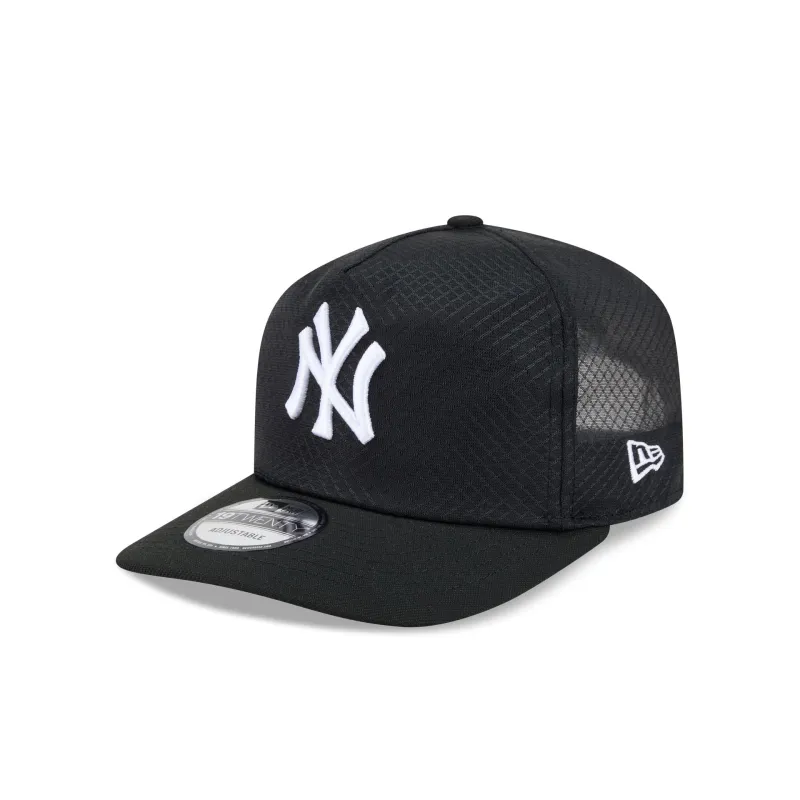 New York Yankees Black & White Mesh 19TWENTY Trucker Hat made by New Era