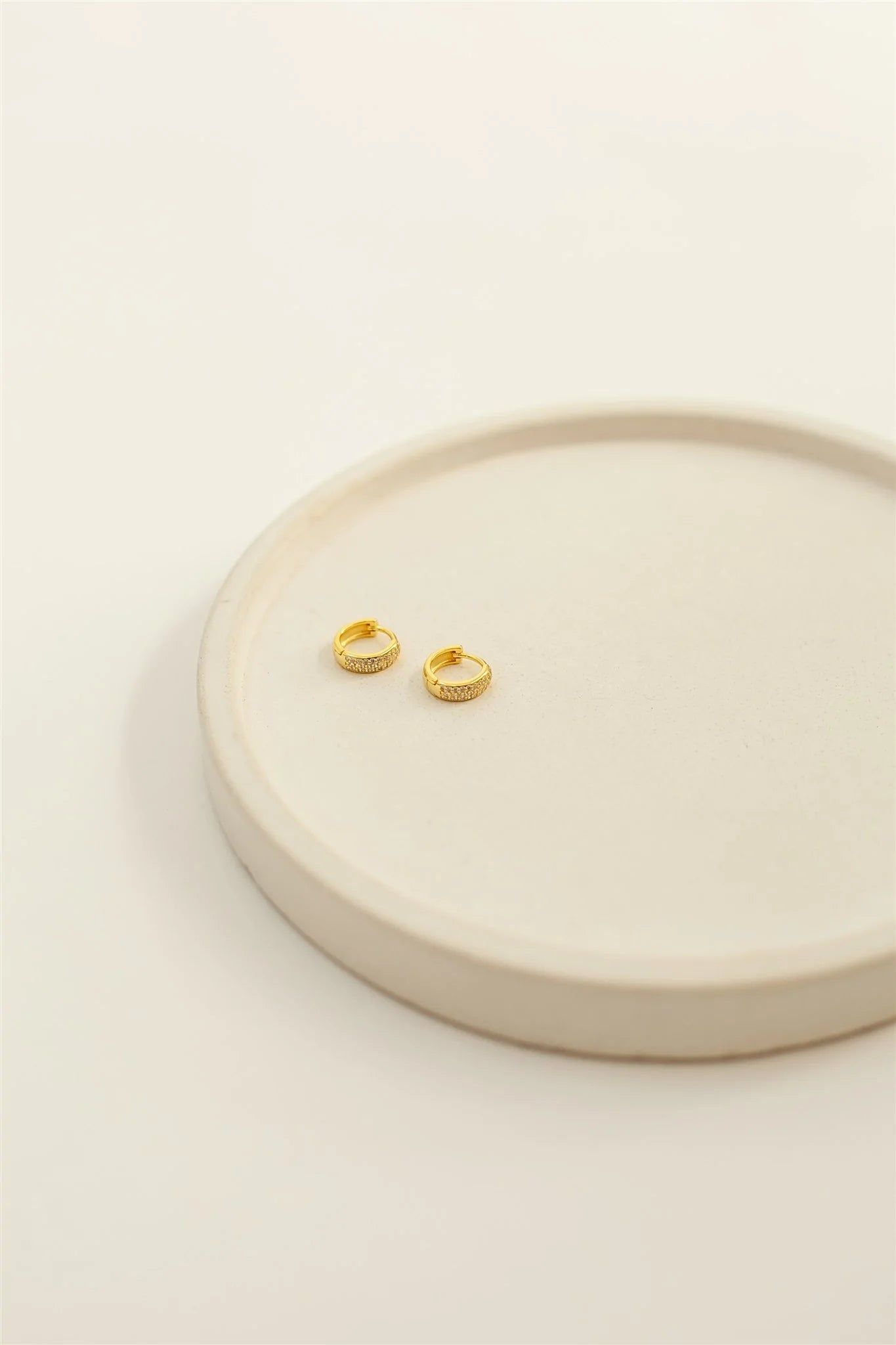 CHELSEA HUGGIES sold by Nica