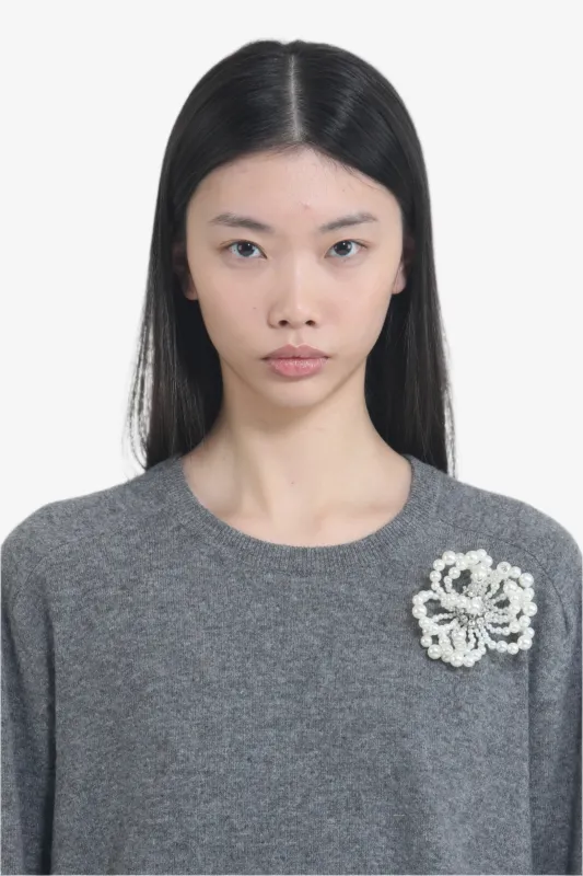 Spilla con perle a forma di fiore sold by No. 21