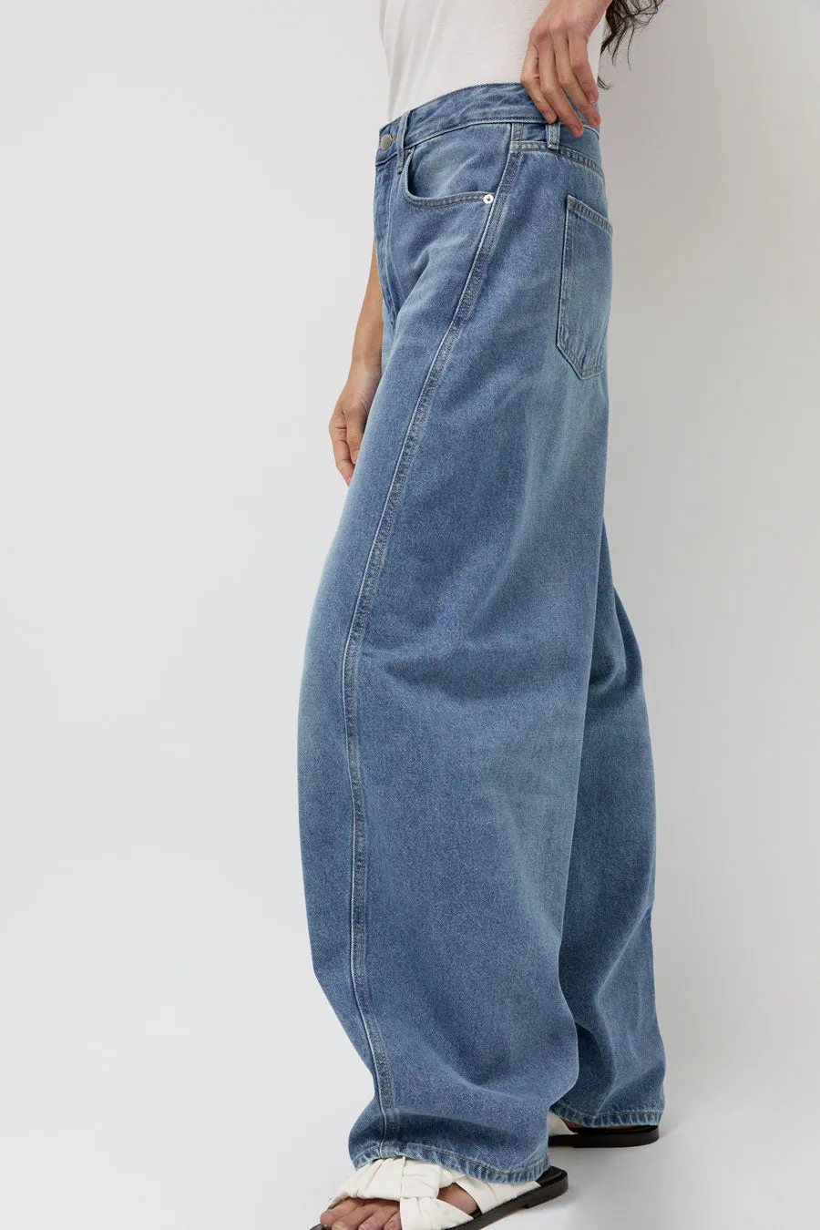 St. Agni Mid Rise Balloon Jeans in 90s Blue sold by No. 6 product image thumbnail 4
