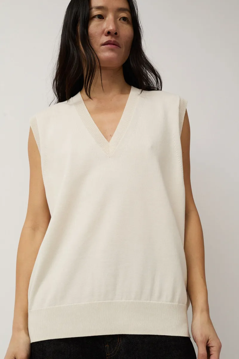 Batoner Seaisland Cotton V-Neck Vest in White | Parallel