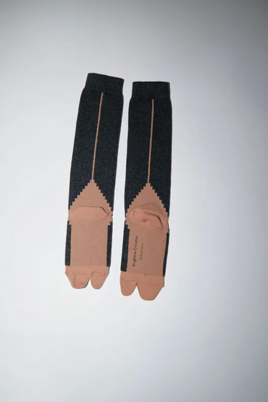 Drogheria Crivellini Seamed Tabi Socks in Anthracite and Rosewood made by No. 6