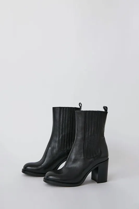 No.6 Pull on Round Toe Heeled Boot in Nero made by No. 6