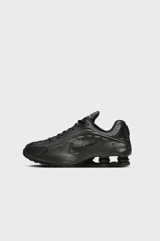 Nike Shox R4 BLACK/BLACK-BLACK-BRIGHT CRIMSON HQ1988-001 sold by Nomad