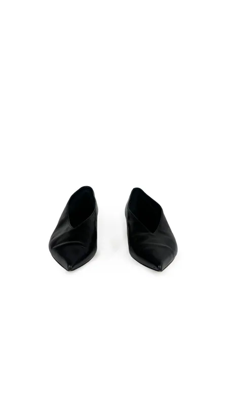 CELINE BLACK LEATHER V NECK BALLET FLATS sold by Norma Kamali