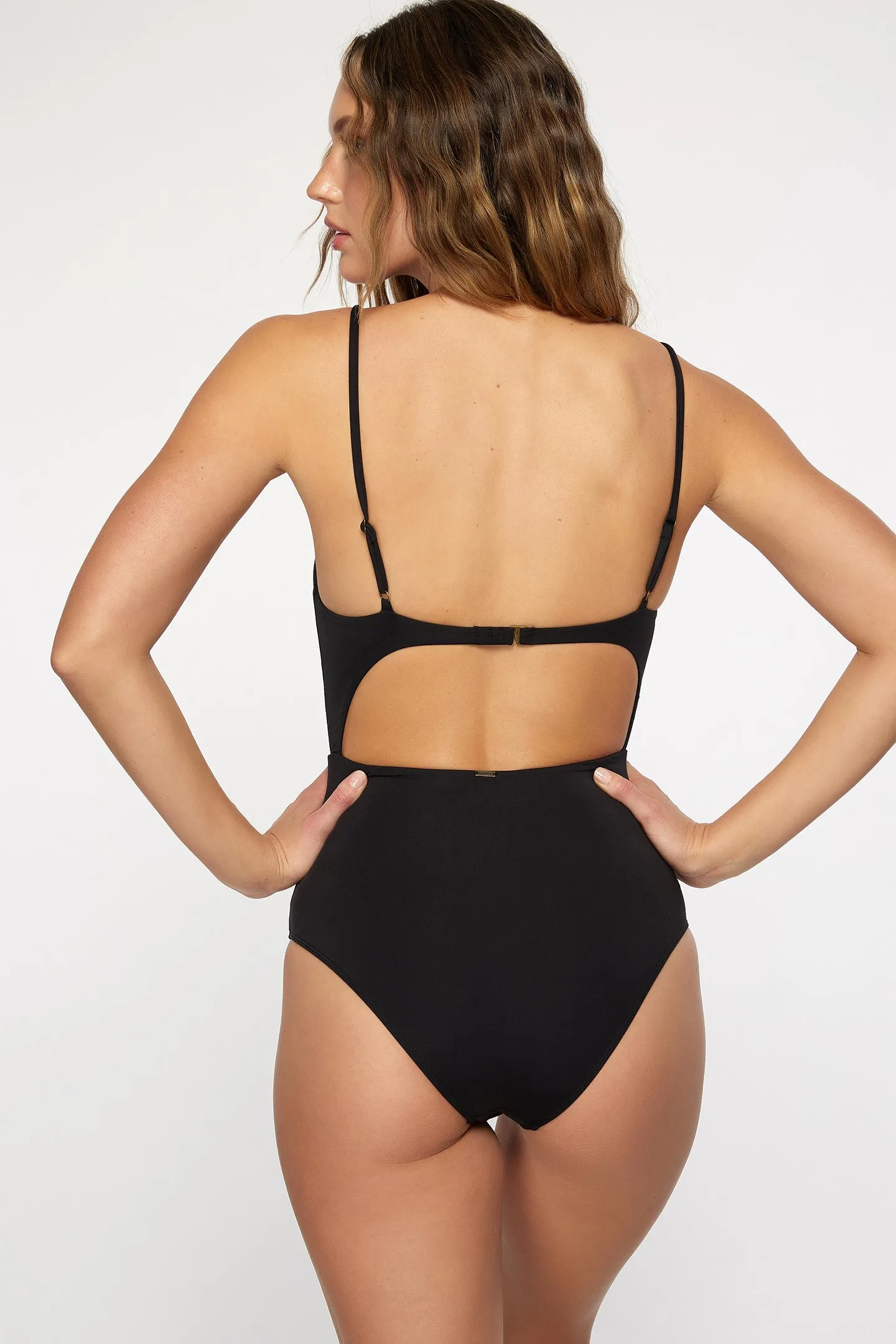 SALTWATER SOLIDS TWISTED TANK ONE PIECE sold by O'Neill product image thumbnail 2