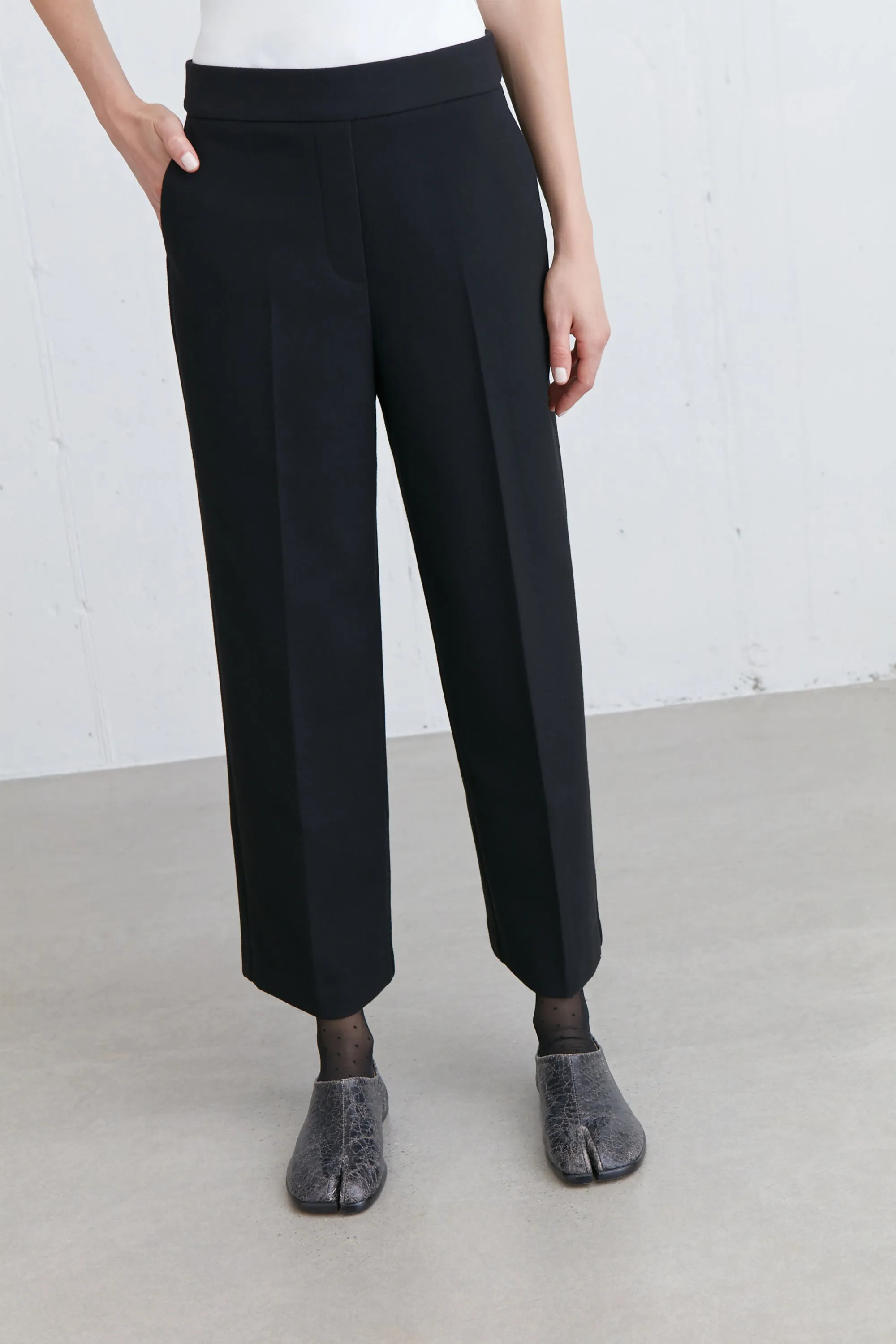 CROPPED HALF ELASTIC WAIST PANT sold by OAK AND FORT