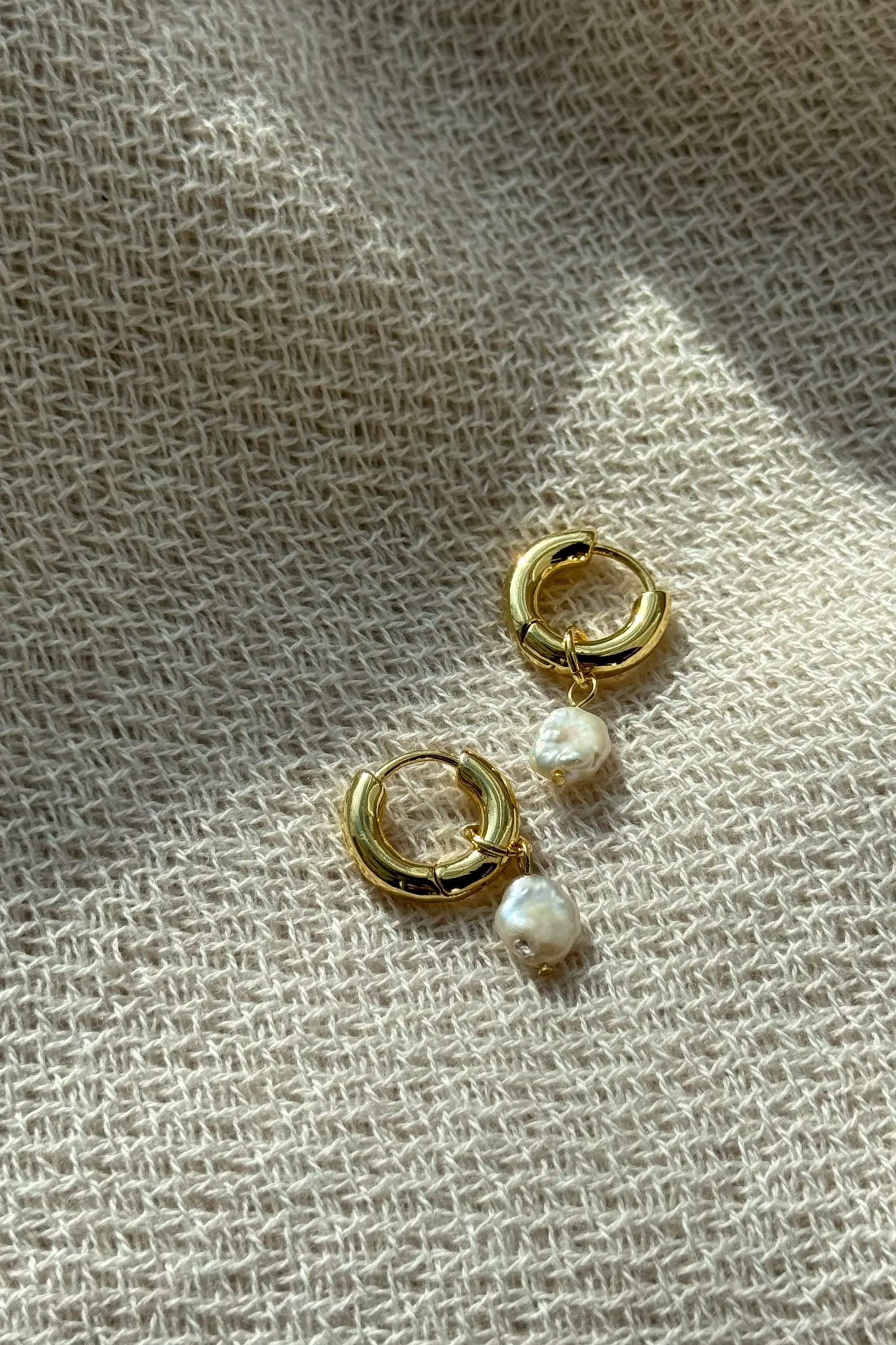 HUGGIE HOOP WITH PEARL PENDANT sold by OAK AND FORT