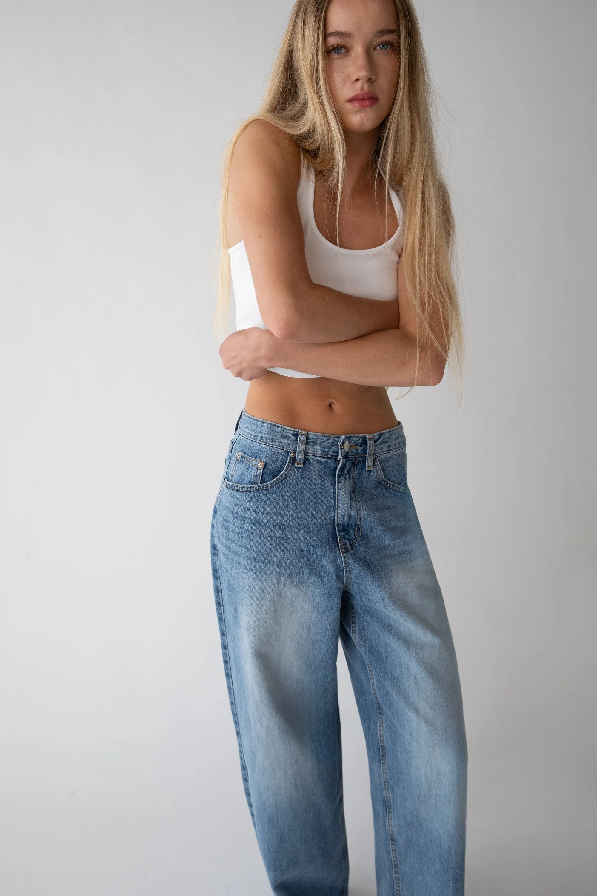 28" LENGTH LIGHT WASH CURVED LEG JEAN sold by OAK AND FORT product image thumbnail 2