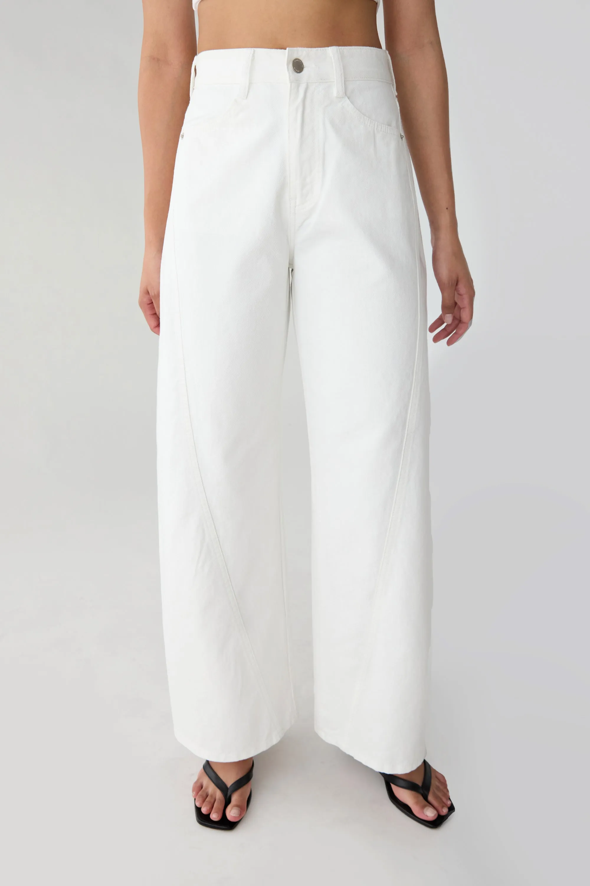 SEAM LINE CURVE WHITE JEAN sold by OAK AND FORT