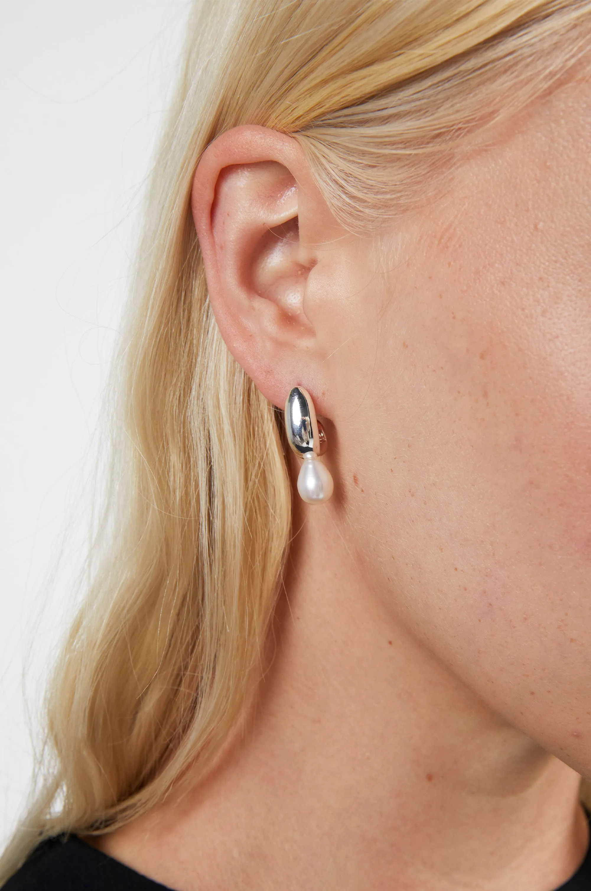 HOOP EARRINGS WITH WATER PEARLS sold by OAK AND FORT product image thumbnail 2