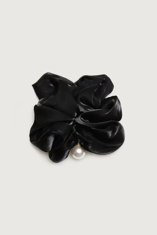 SCRUNCHIE WITH PEARL sold by OAK AND FORT