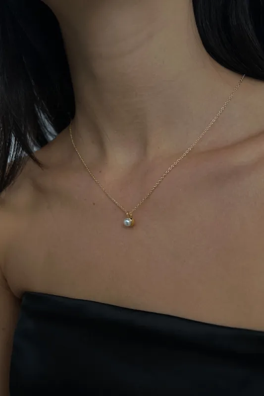 CURB CHAIN NECKLACE WITH PEARL PENDANT sold by OAK AND FORT