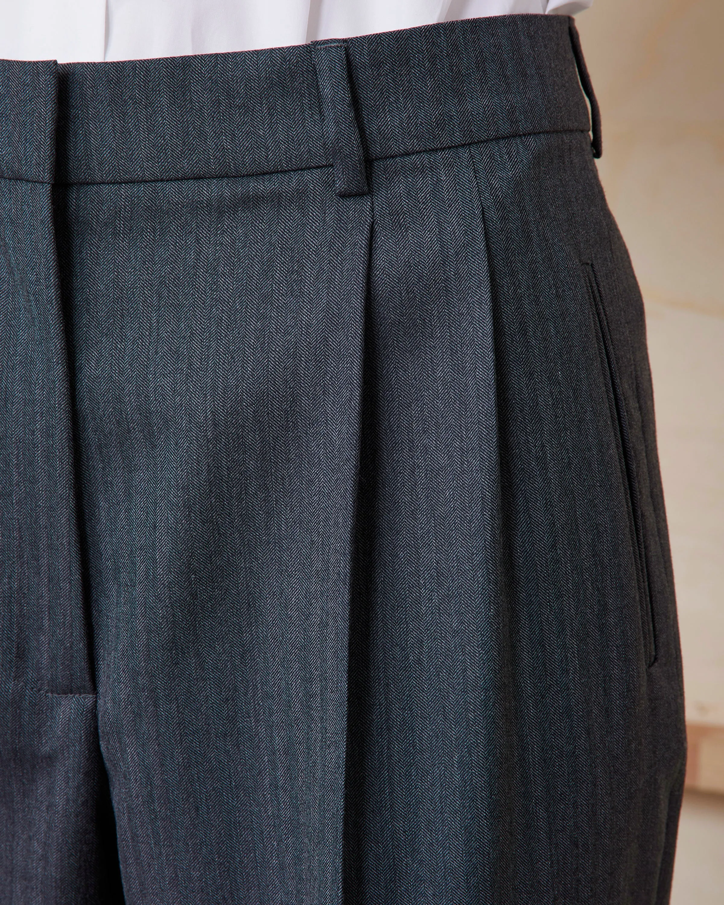 Pantalon willow sold by Officine Generale product image thumbnail 4