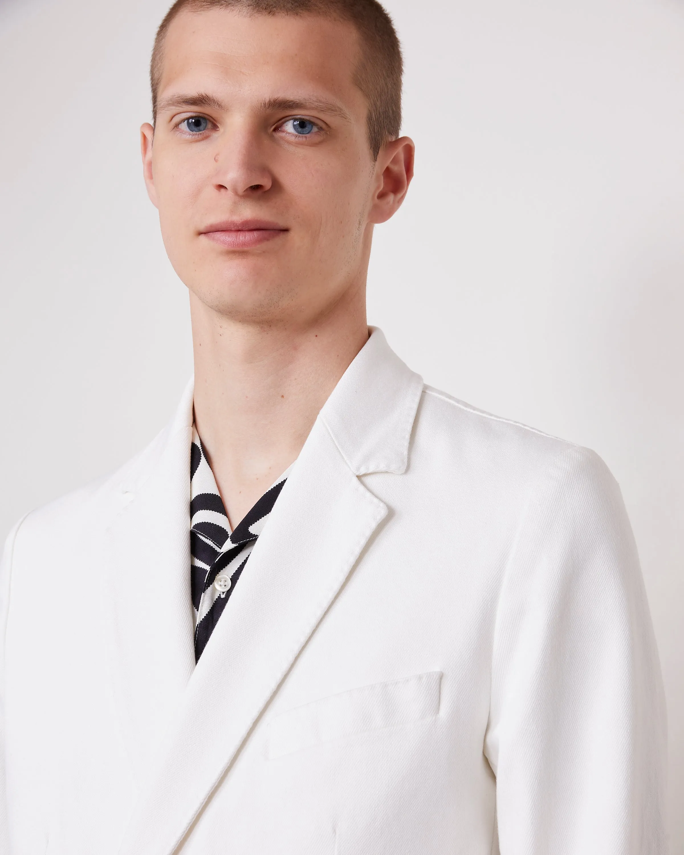 Veste leon sold by Officine Generale product image thumbnail 5