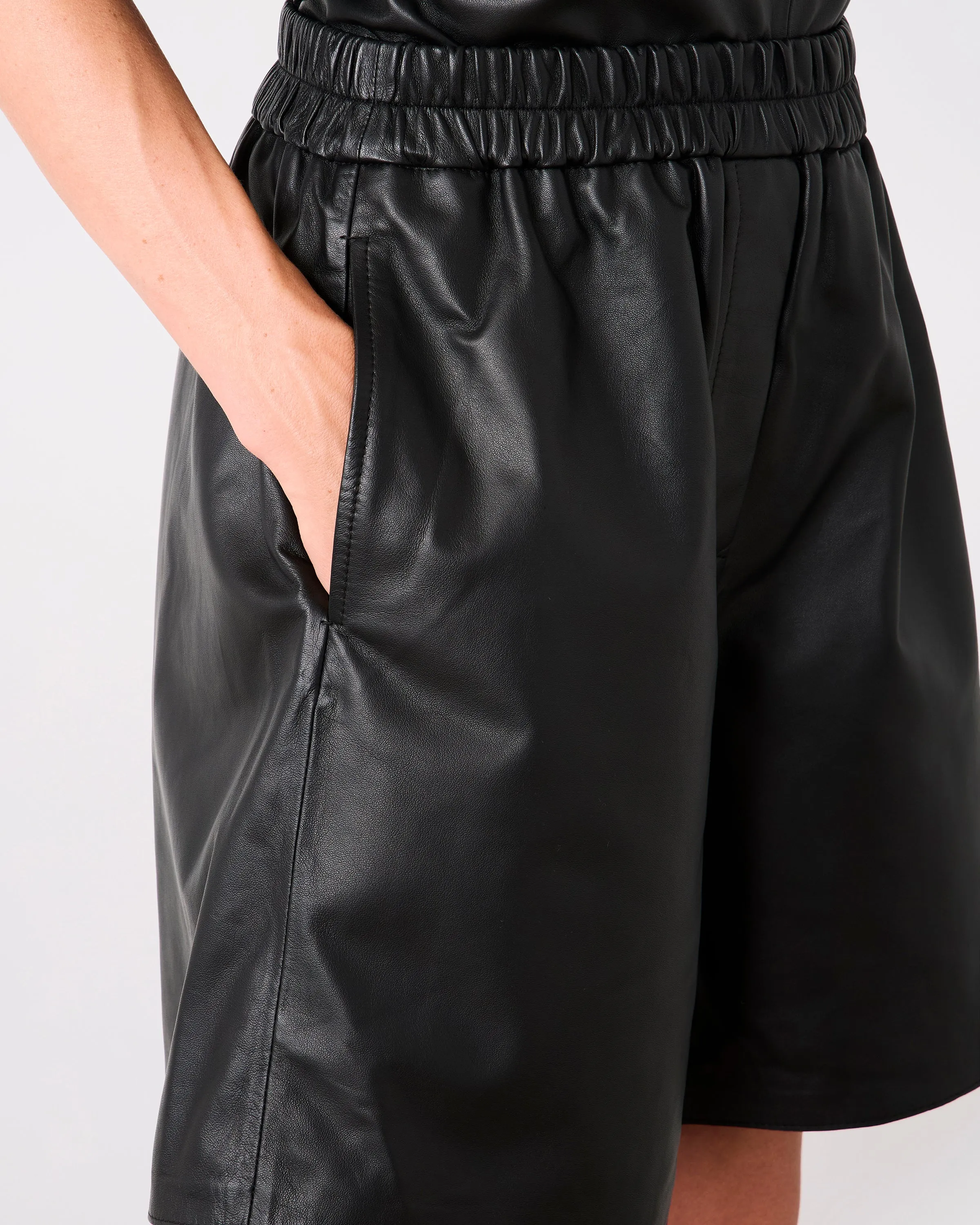 Short jona sold by Officine Generale product image thumbnail 4