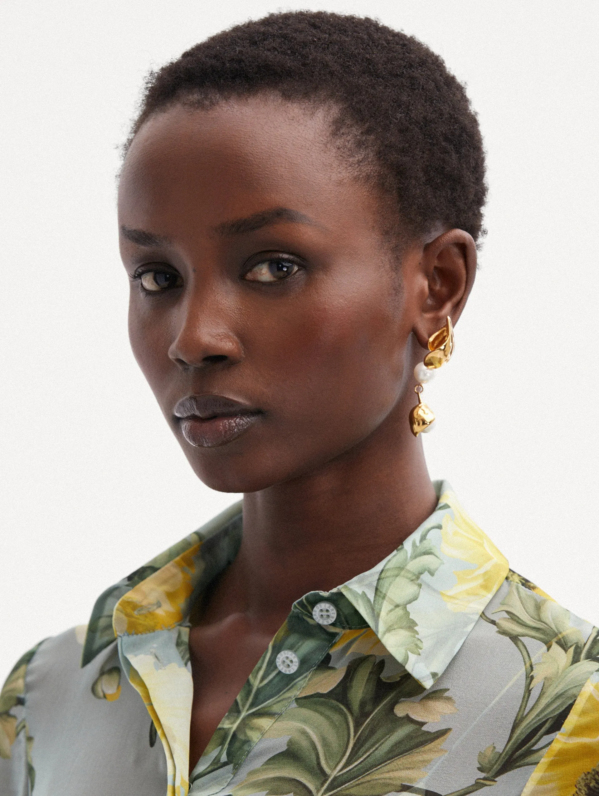 Abstract Leaf Pearl Drop Earrings sold by Oscar de la Renta product image thumbnail 2