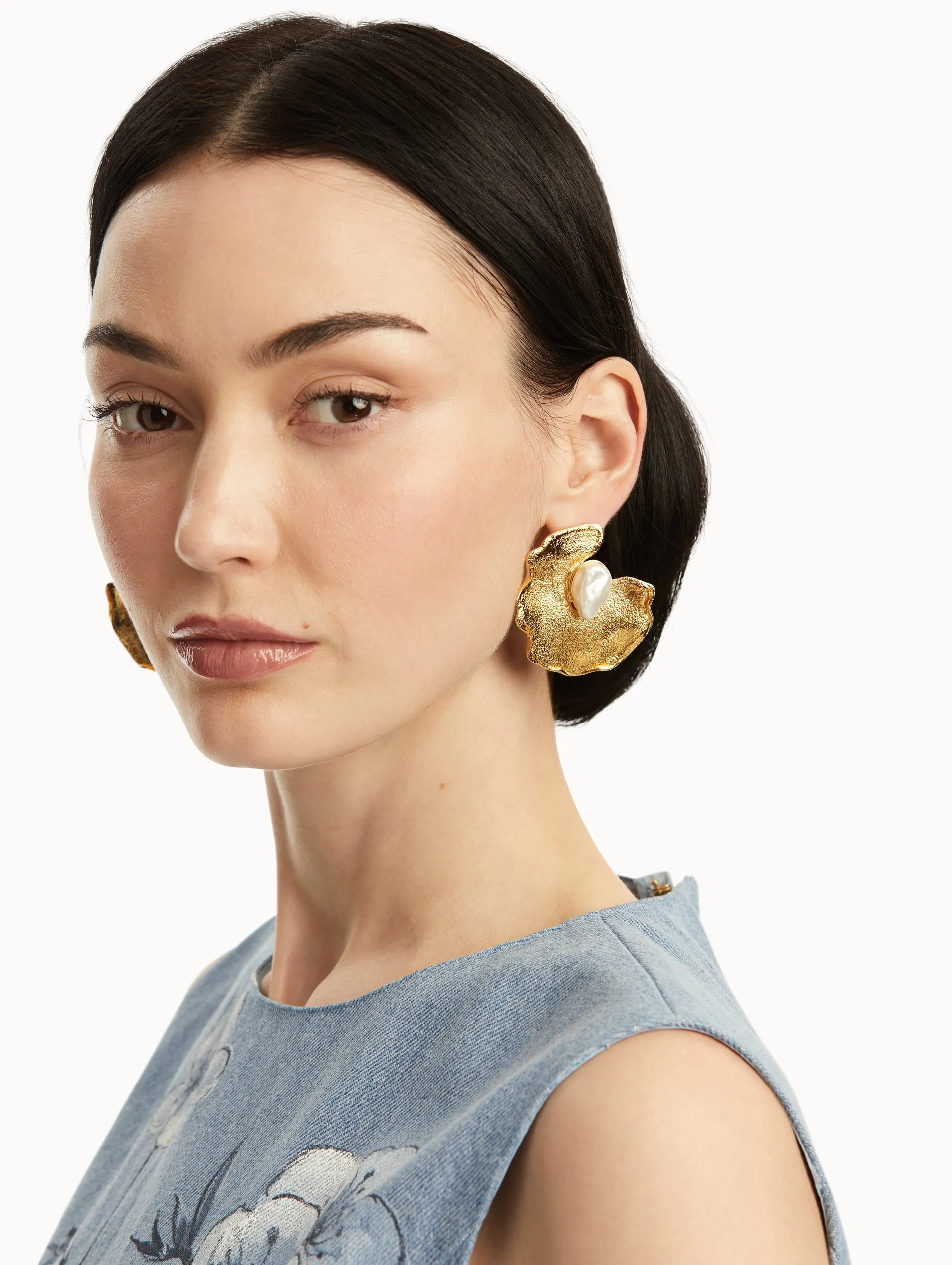 Pearl Lily Pad Earrings sold by Oscar de la Renta product image thumbnail 2