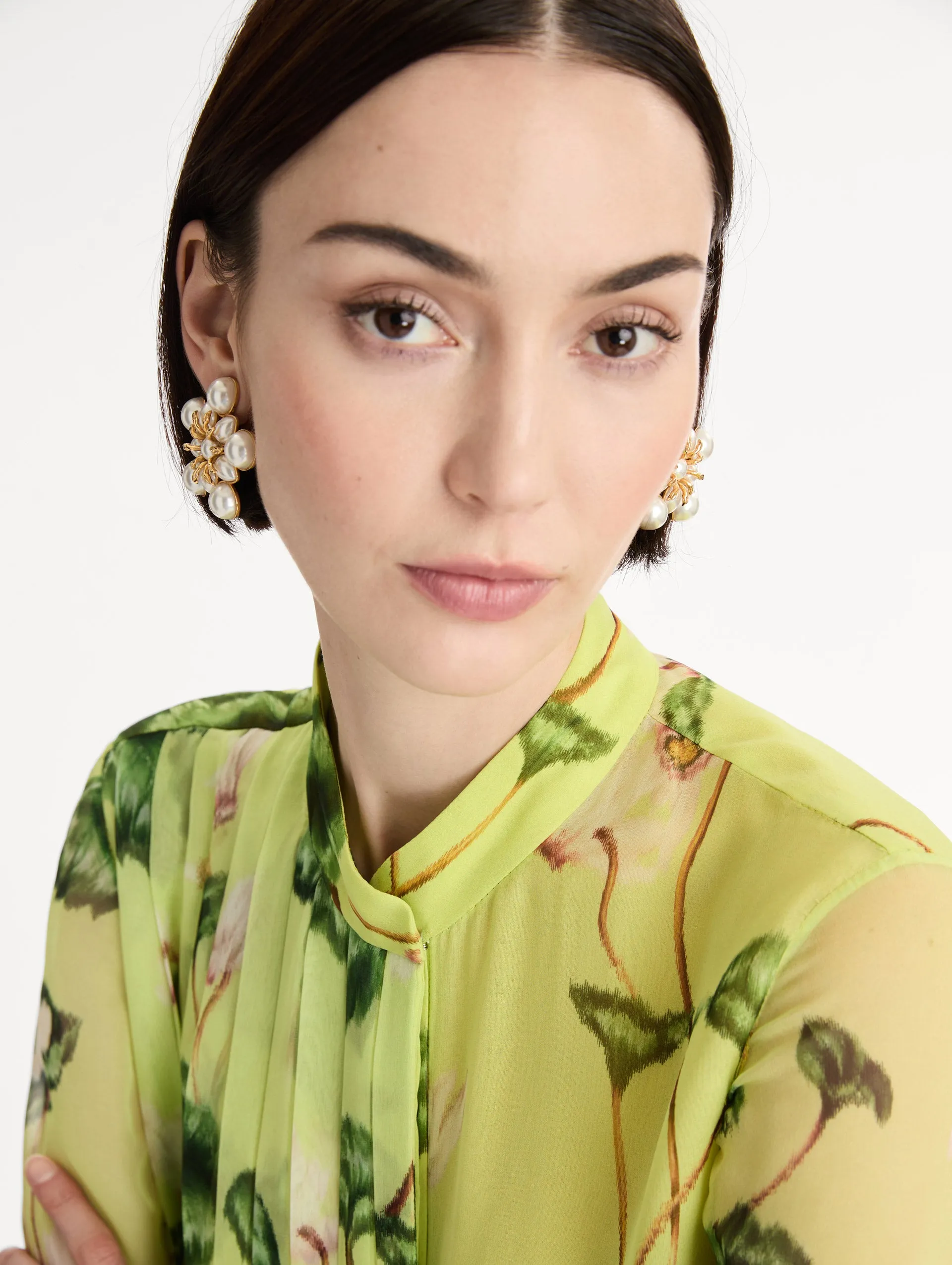 Large Pearl Flower Clip-On Earrings sold by Oscar de la Renta product image thumbnail 2