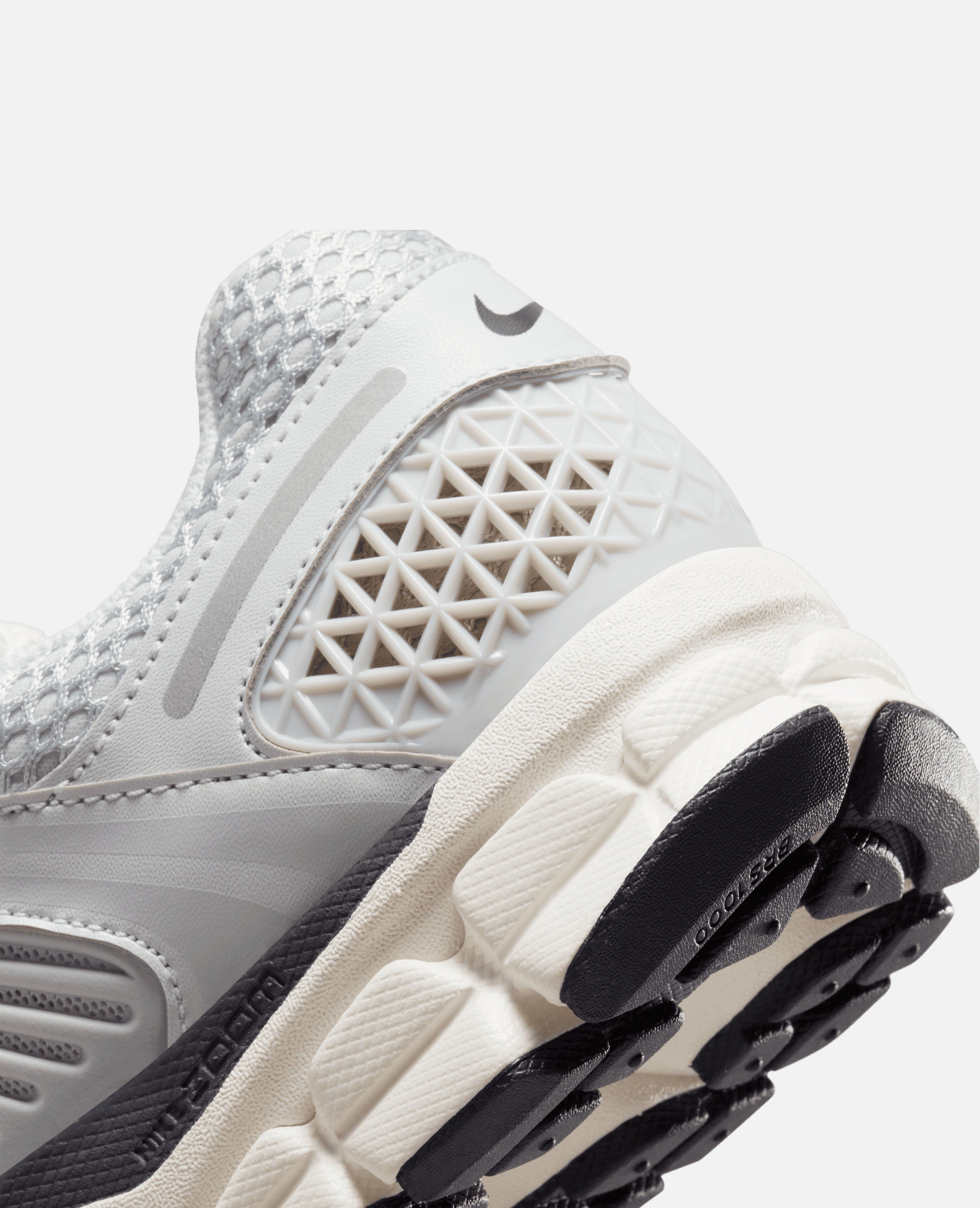 WMNS Nike Zoom Vomero 5 (Photon Dust/Chrome-Gridiron-Sail) sold by Patta product image thumbnail 3