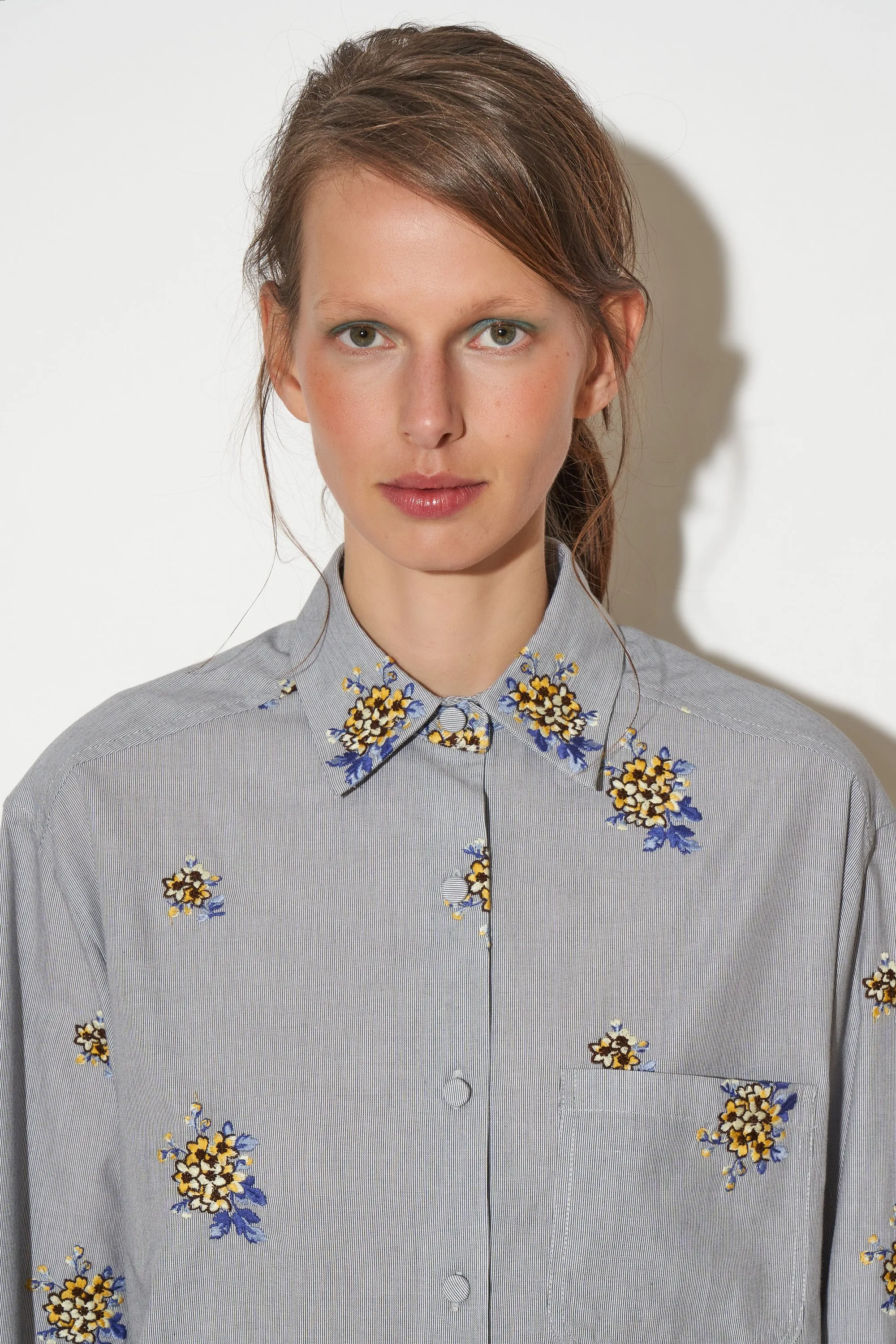 Chemise coupe légèrement oversize en coton avec broderies fleurs sold by Paul & Joe product image thumbnail 4