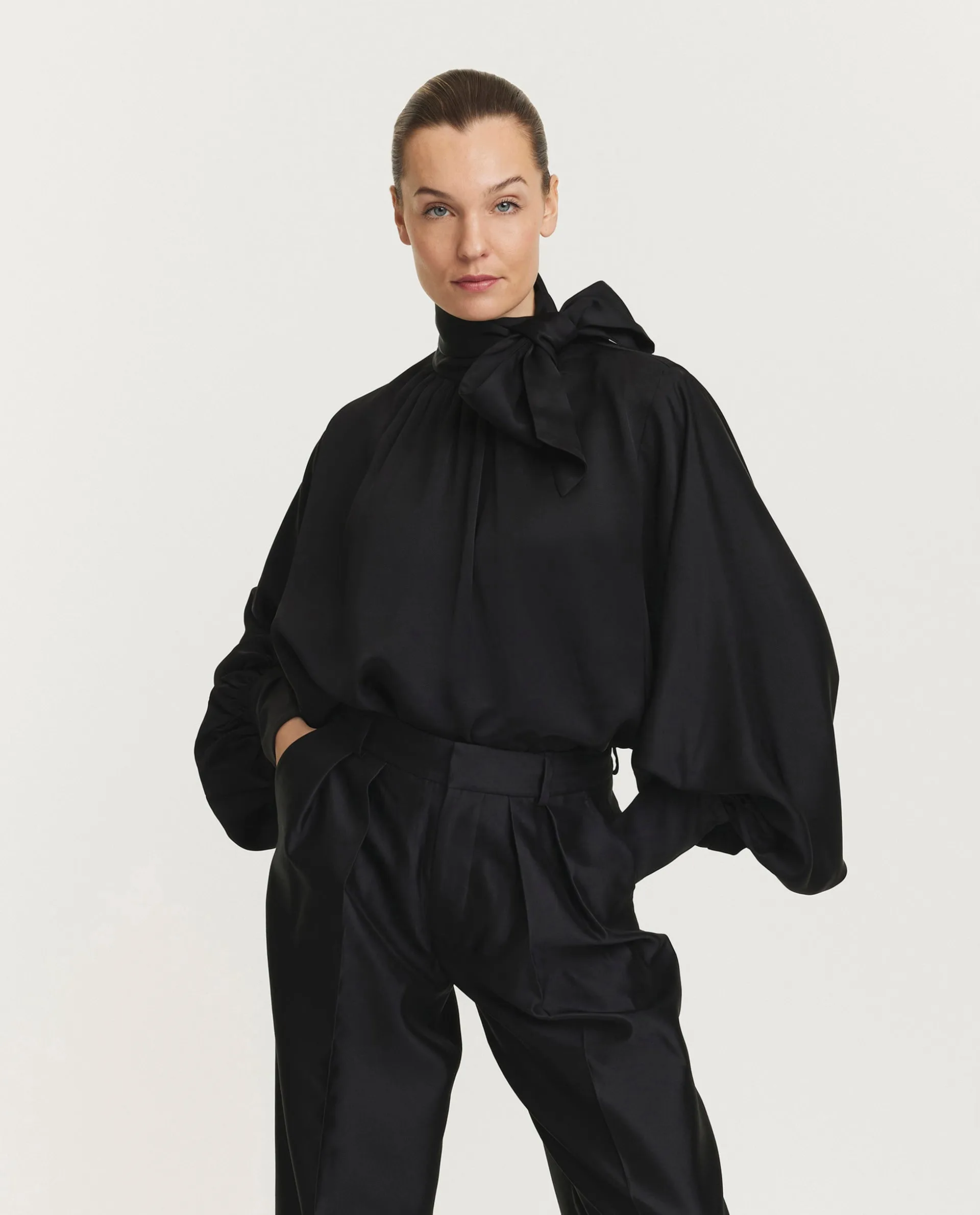 Volumineuze blouse sold by Pauw Amsterdam