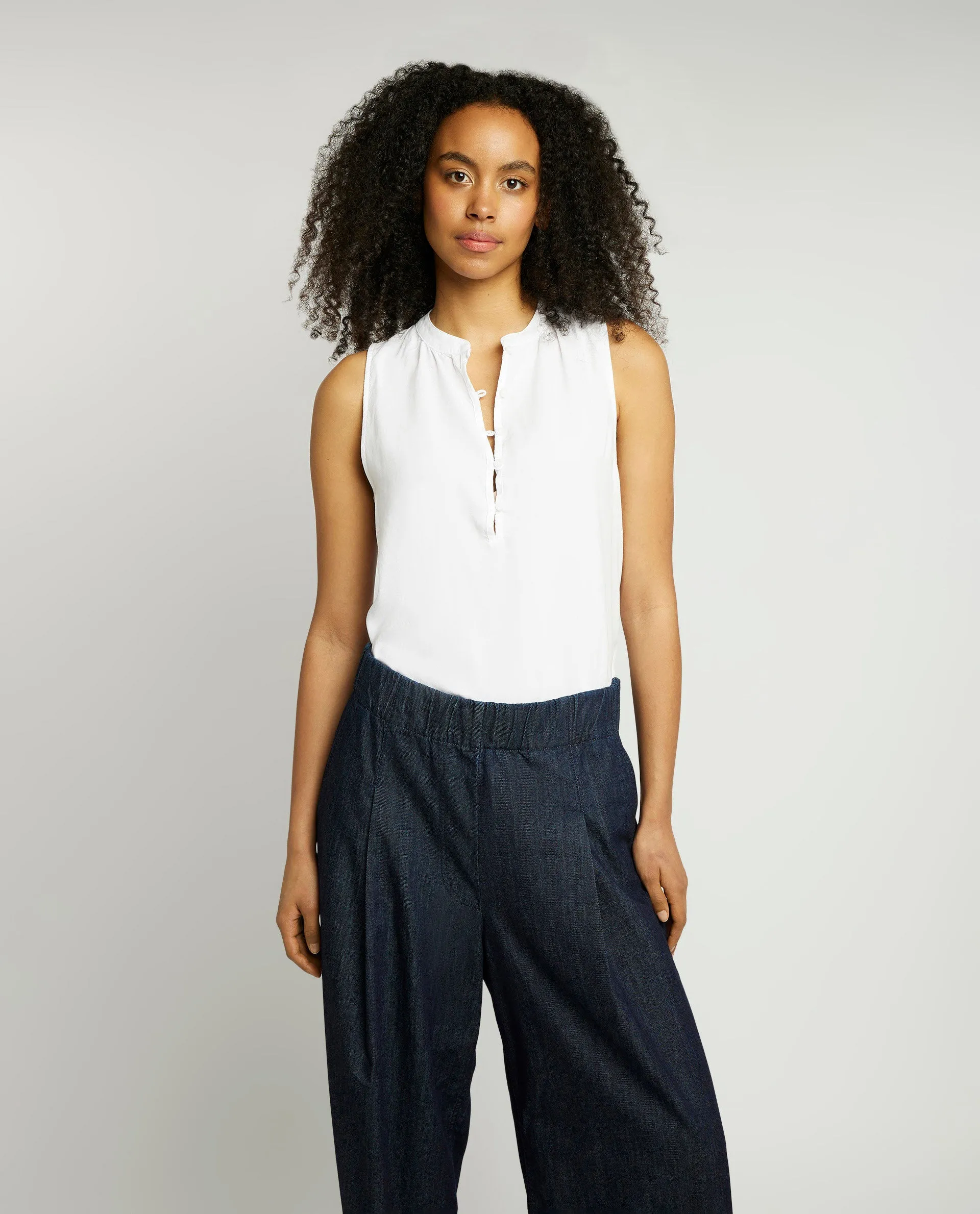 Mouwloze tencel top sold by Pauw Amsterdam