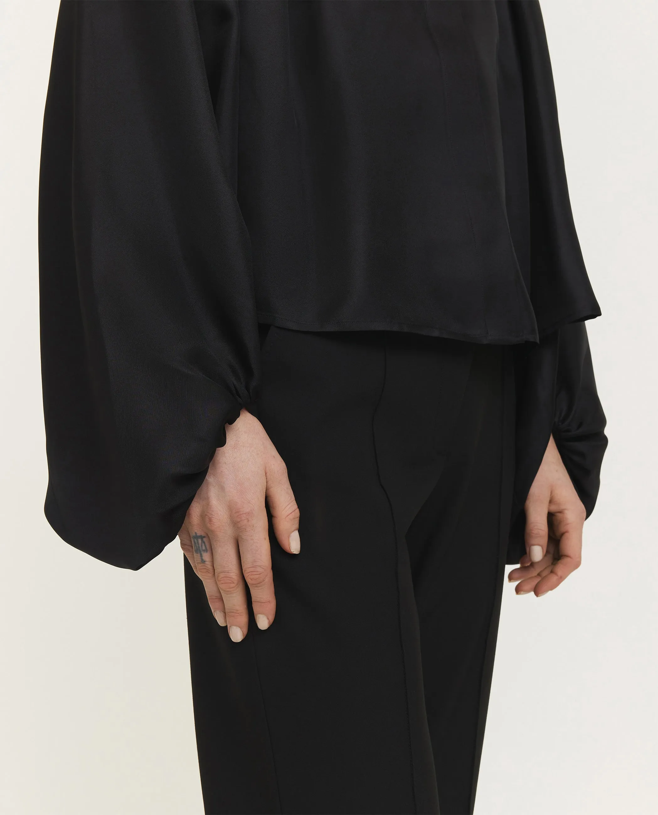 Volumineuze zijden blouse sold by Pauw Amsterdam product image thumbnail 2