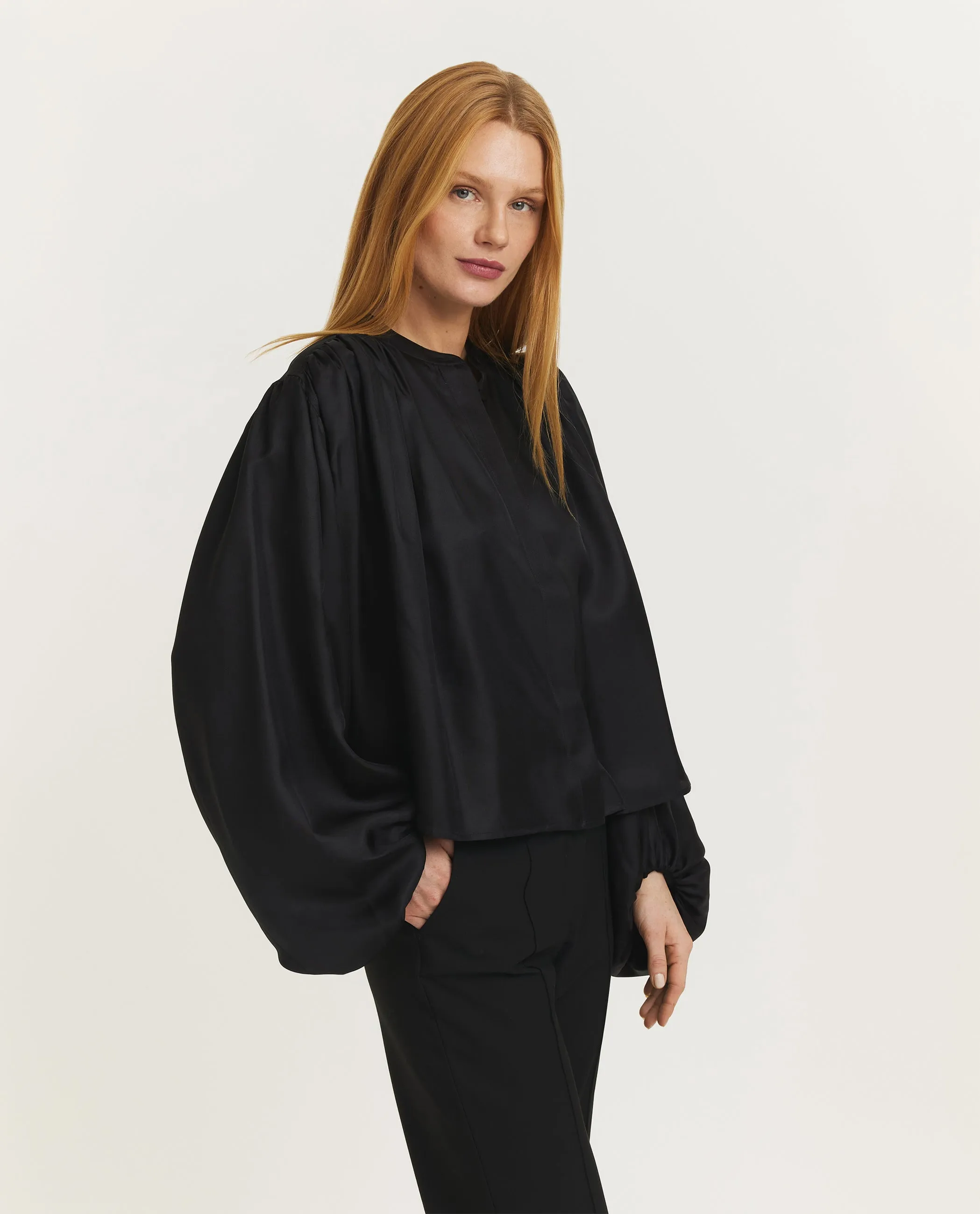 Volumineuze zijden blouse sold by Pauw Amsterdam product image thumbnail 4