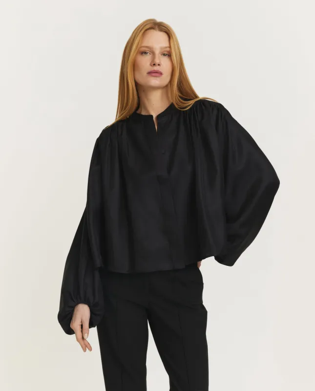 Volumineuze zijden blouse sold by Pauw Amsterdam