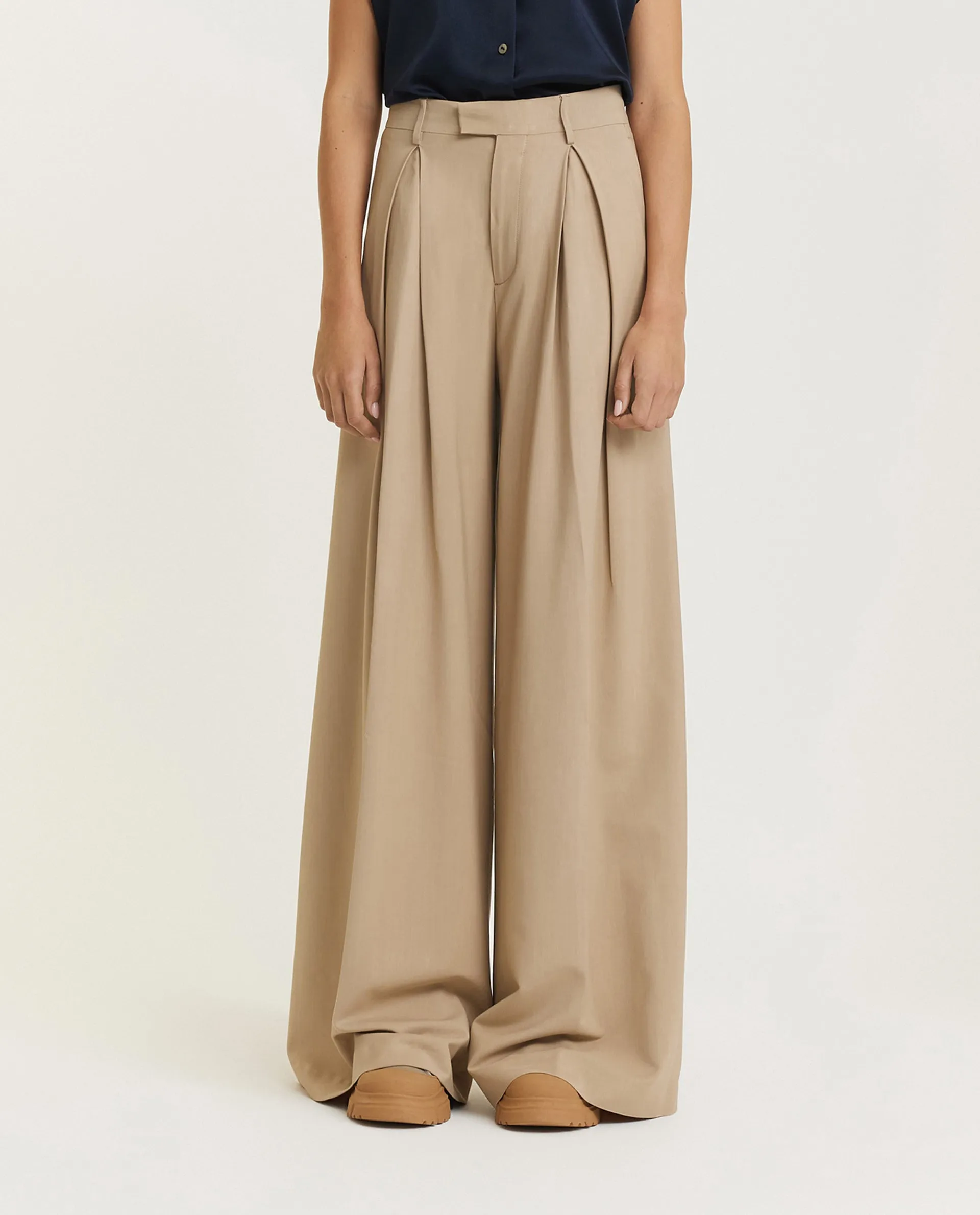 Wijde Geplooide Broek - Lichtbruin sold by Pauw Amsterdam