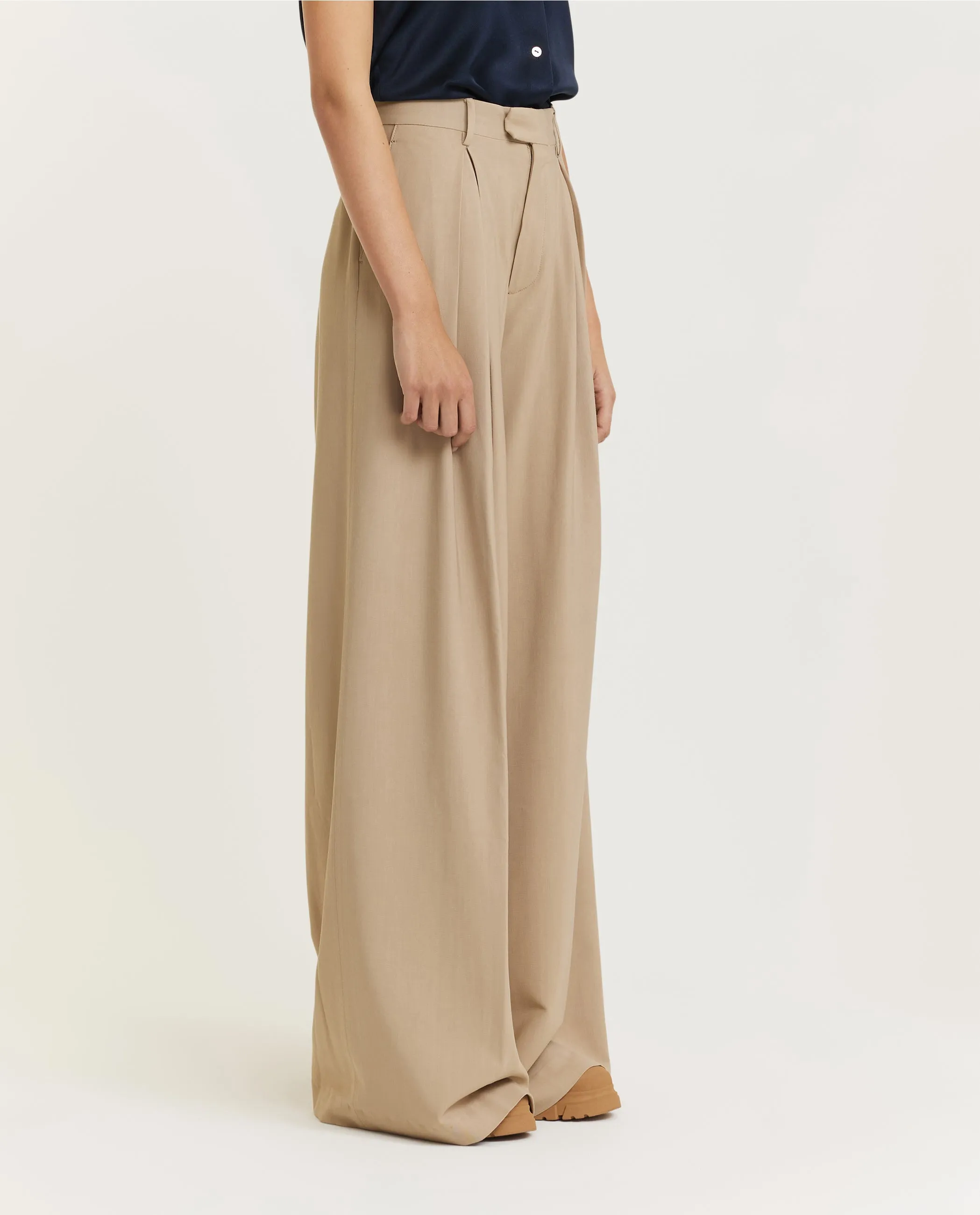 Wijde Geplooide Broek - Lichtbruin sold by Pauw Amsterdam product image thumbnail 4