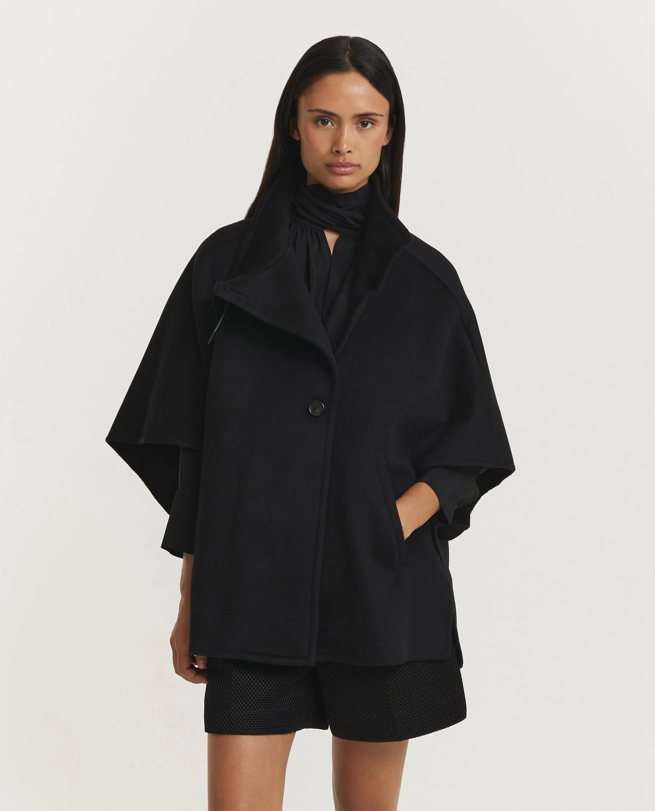 Derrik Cape - Zwart sold by Pauw Amsterdam