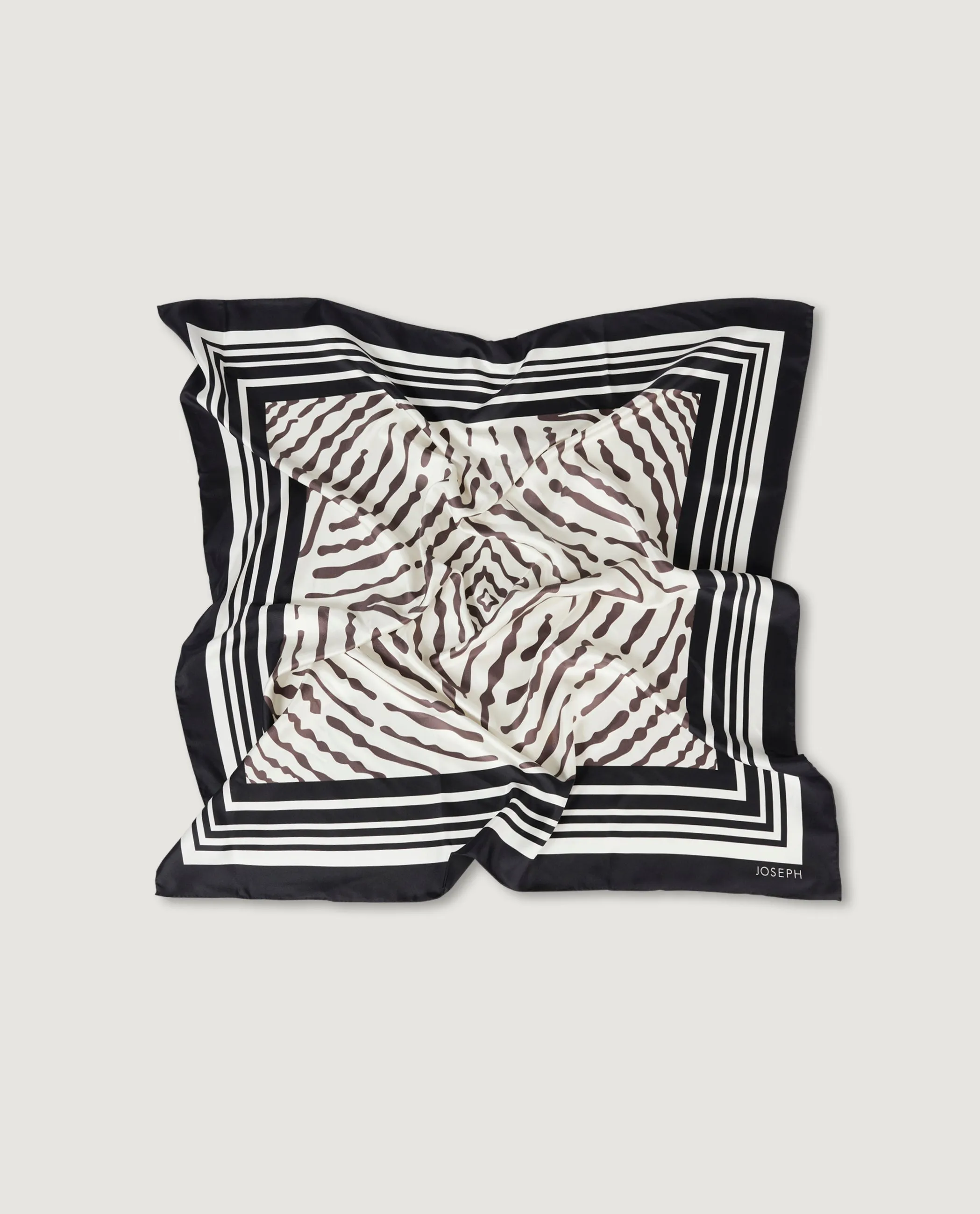 Grote Zijden Shawl sold by Pauw Amsterdam product image thumbnail 4