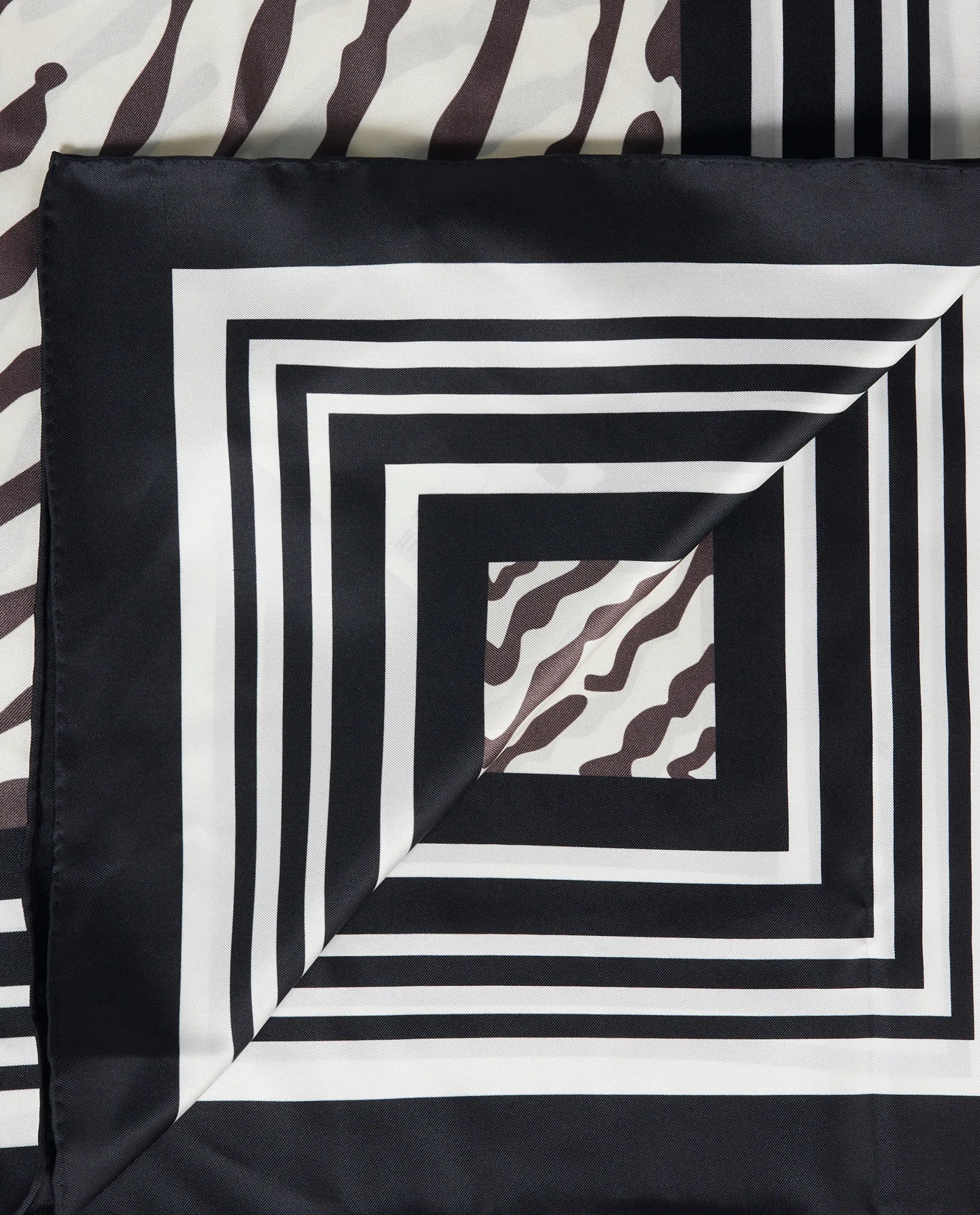 Grote Zijden Shawl sold by Pauw Amsterdam product image thumbnail 3