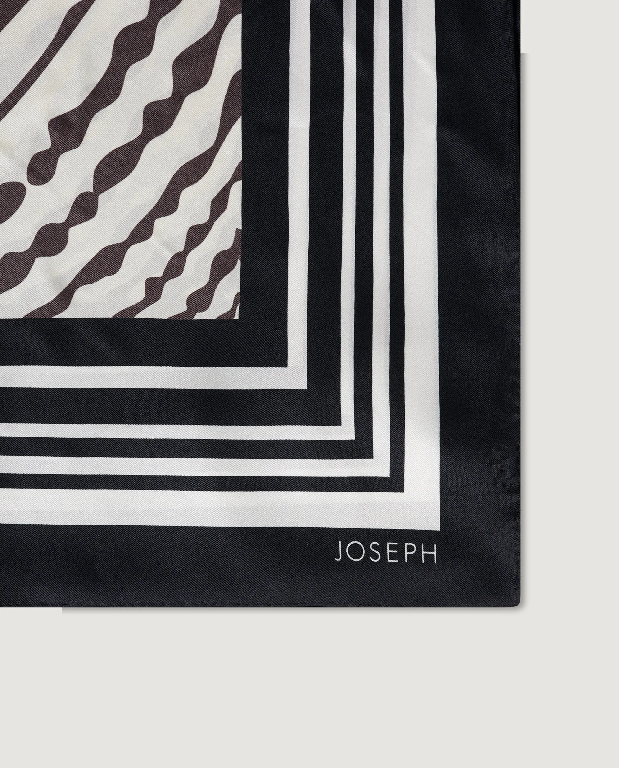 Grote Zijden Shawl sold by Pauw Amsterdam product image thumbnail 5