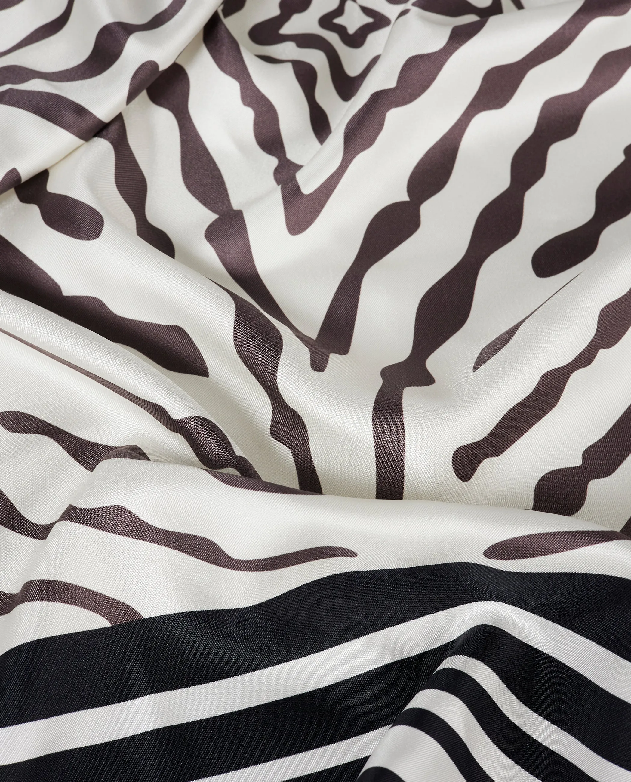 Grote Zijden Shawl sold by Pauw Amsterdam product image thumbnail 2