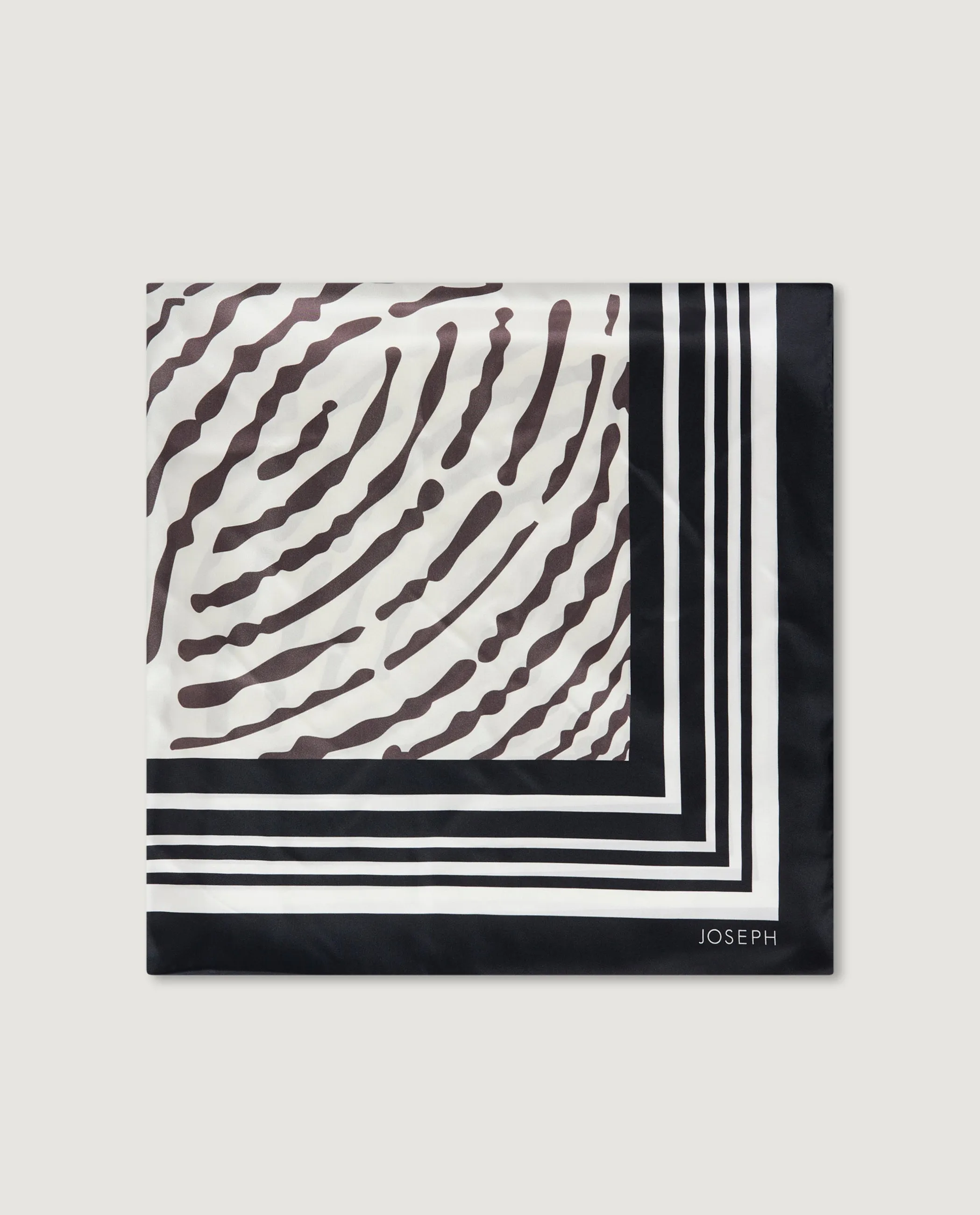 Grote Zijden Shawl sold by Pauw Amsterdam