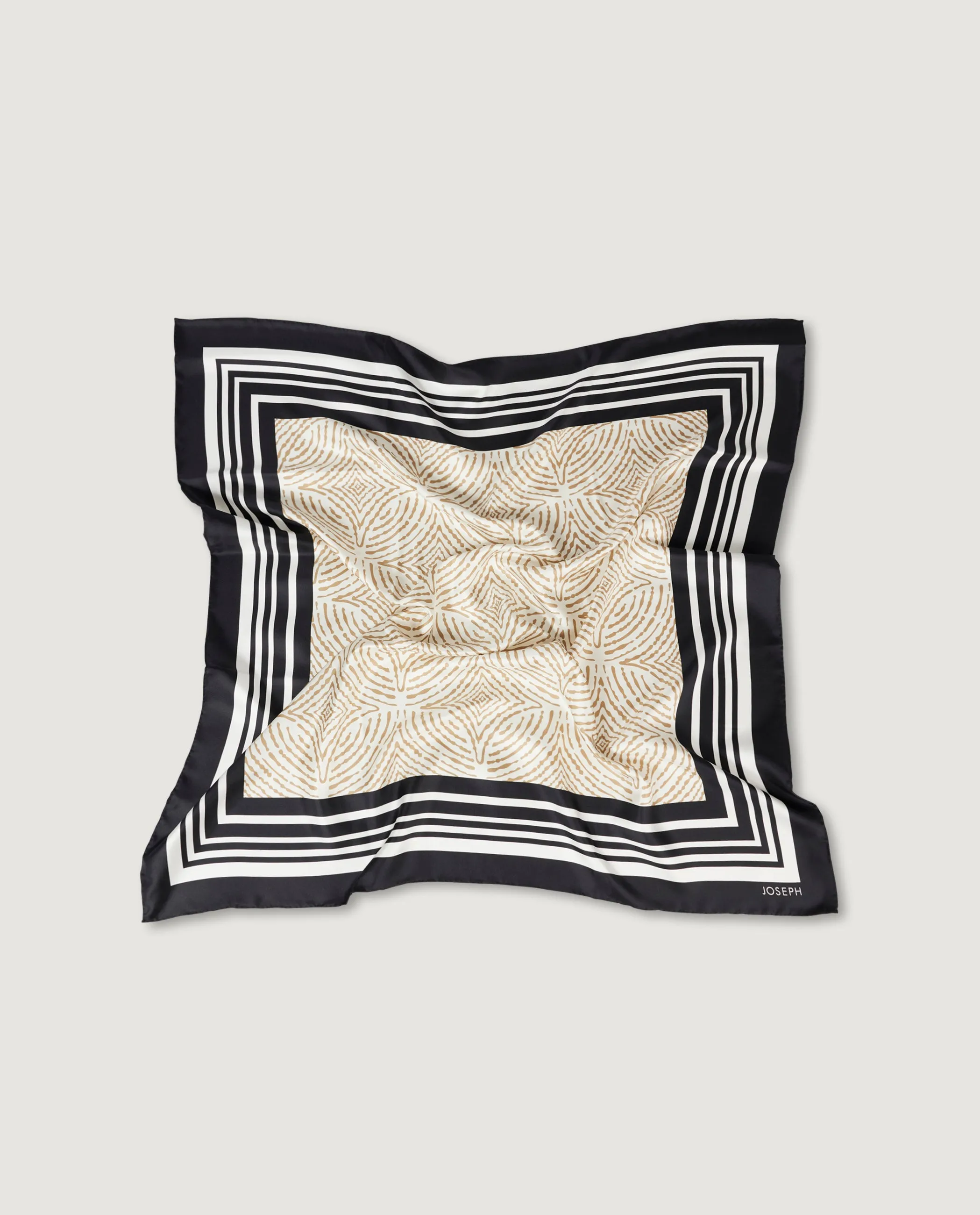 Grote Zijden Shawl sold by Pauw Amsterdam product image thumbnail 3