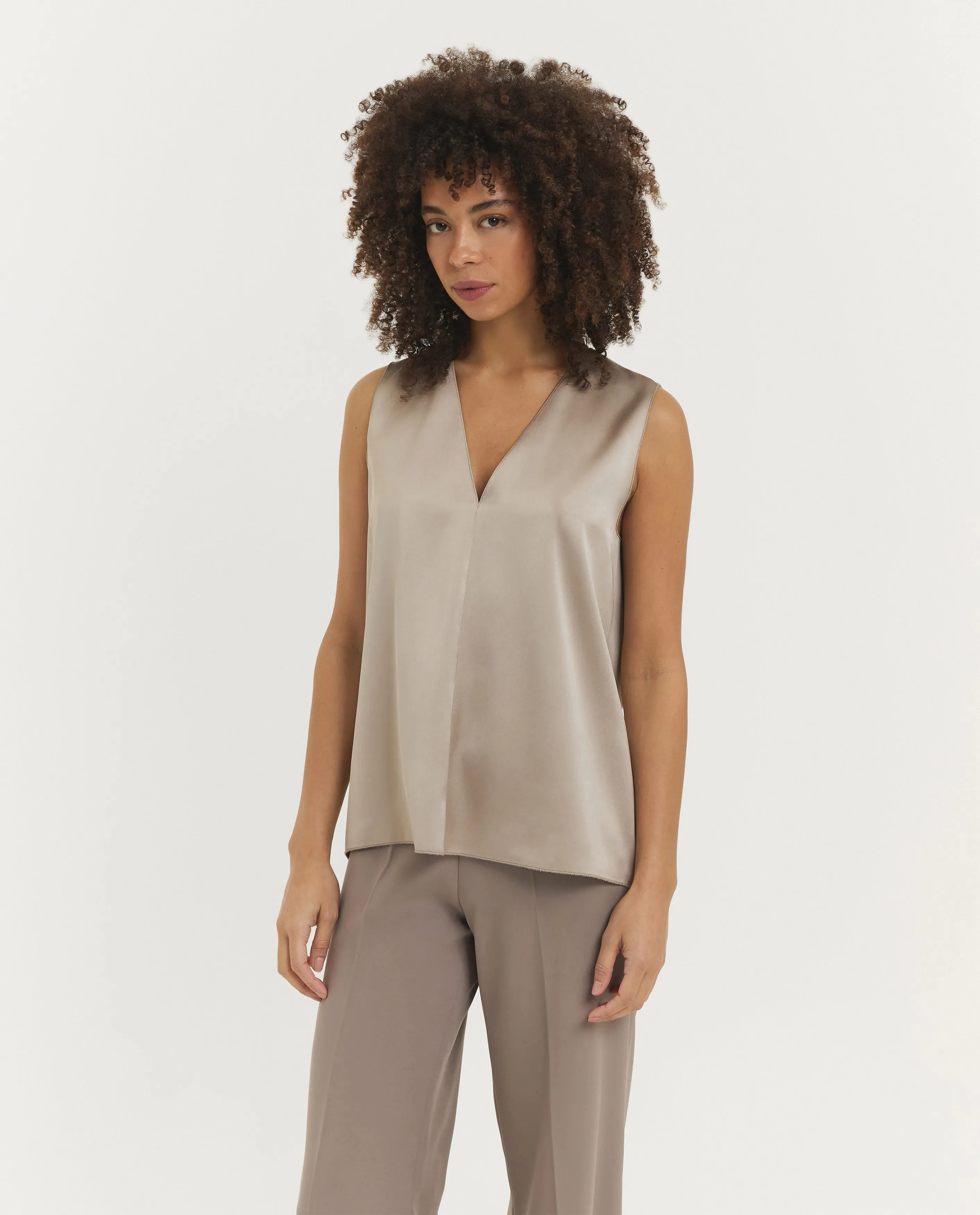 Mouwloze V-Nek Top sold by Pauw Amsterdam