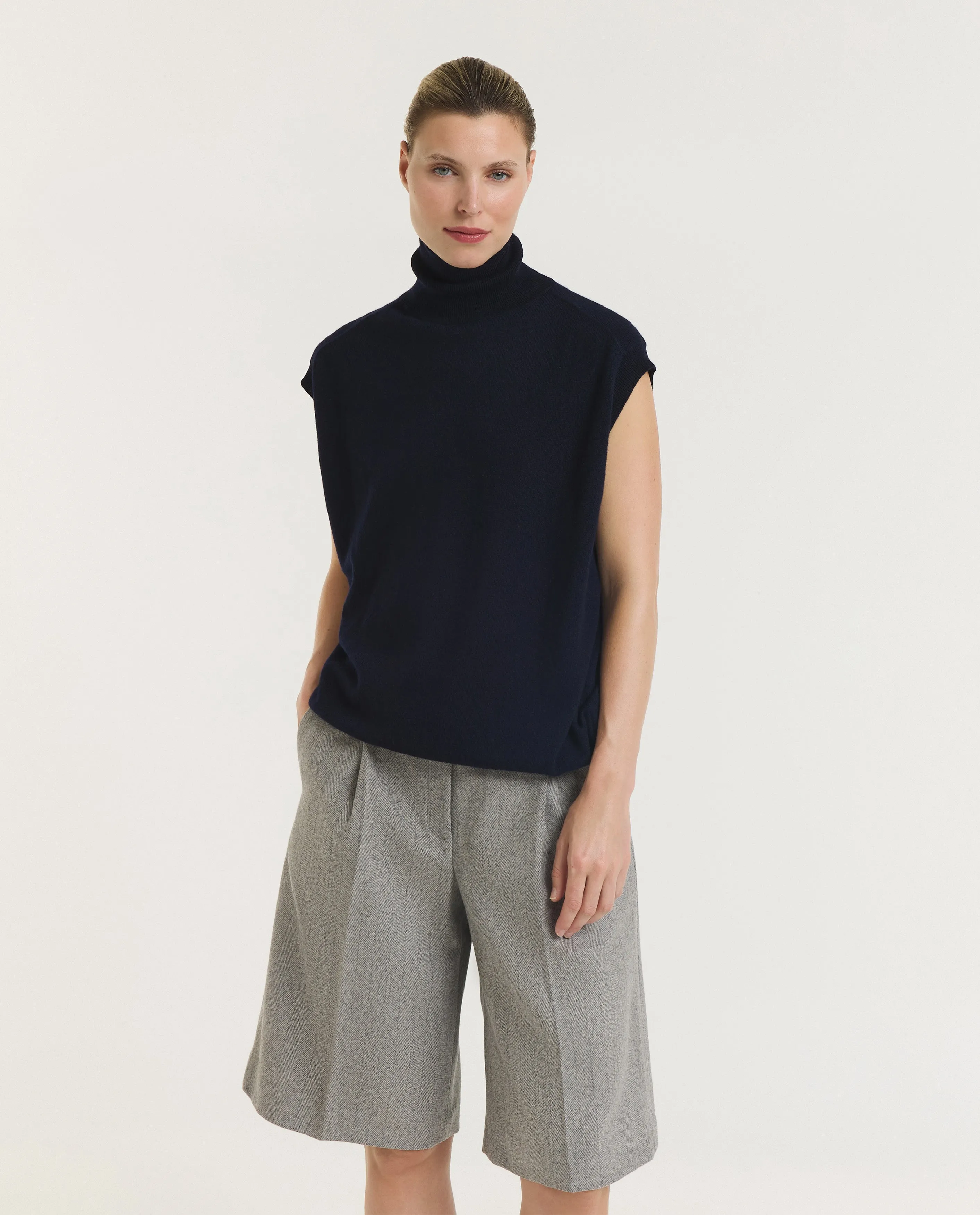 Mouwloze Cashmere Coltrui sold by Pauw Amsterdam