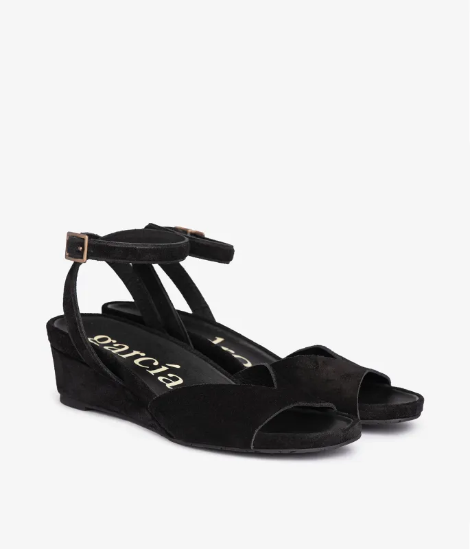 wamika / black castoro sold by Pedro Garcia