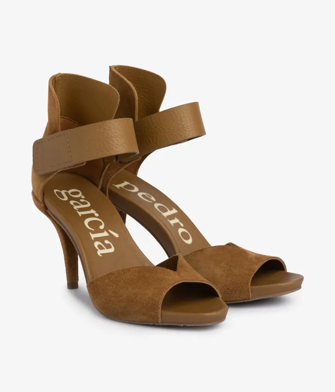 yoanna / alpaca castoro sold by Pedro Garcia