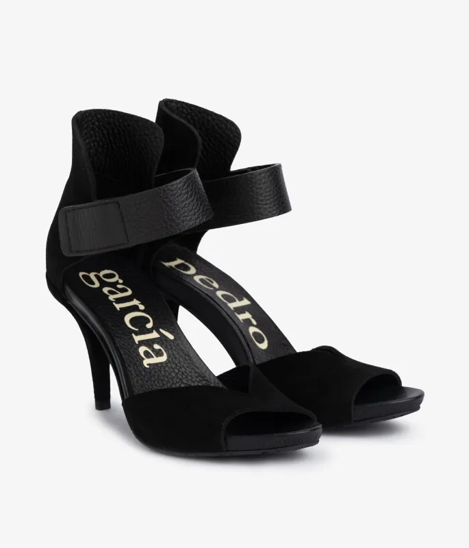 yoanna / black castoro sold by Pedro Garcia