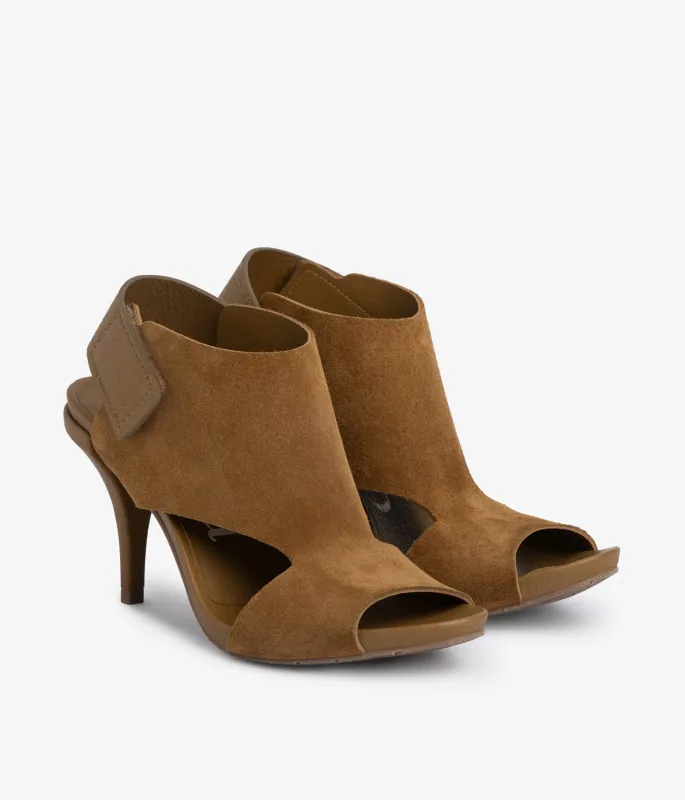 yimina / alpaca castoro sold by Pedro Garcia